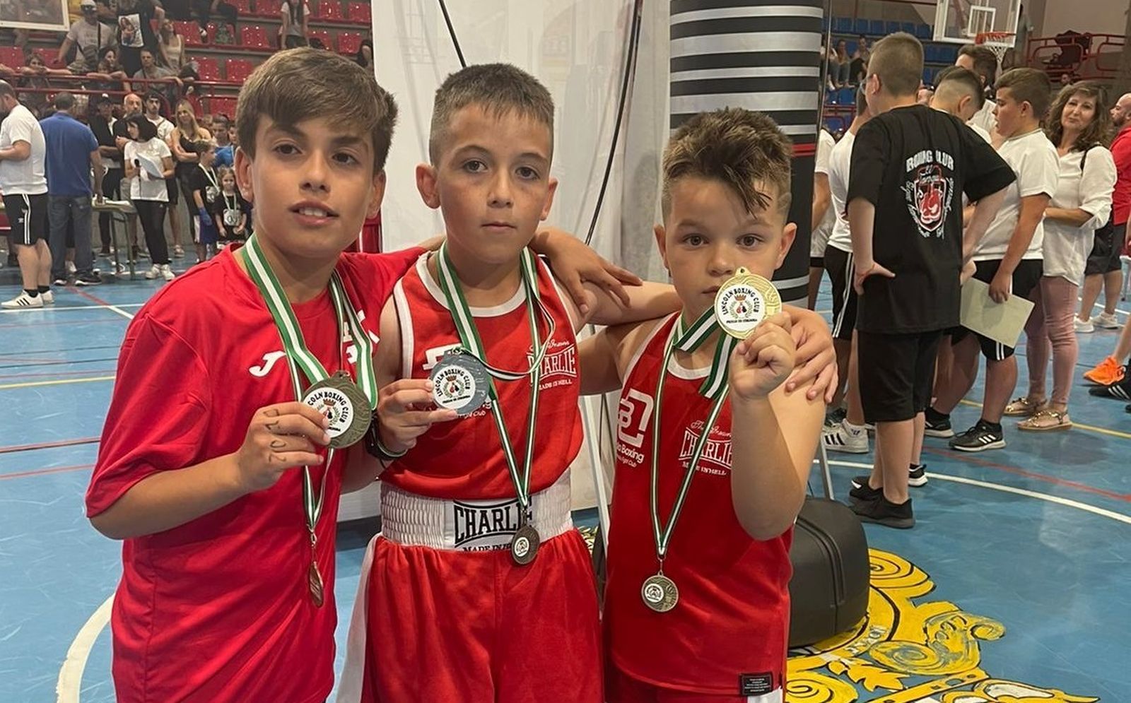 Tristán Romero, Jorge Martínez y Luka Nicola Nerghes posan con sus medallas