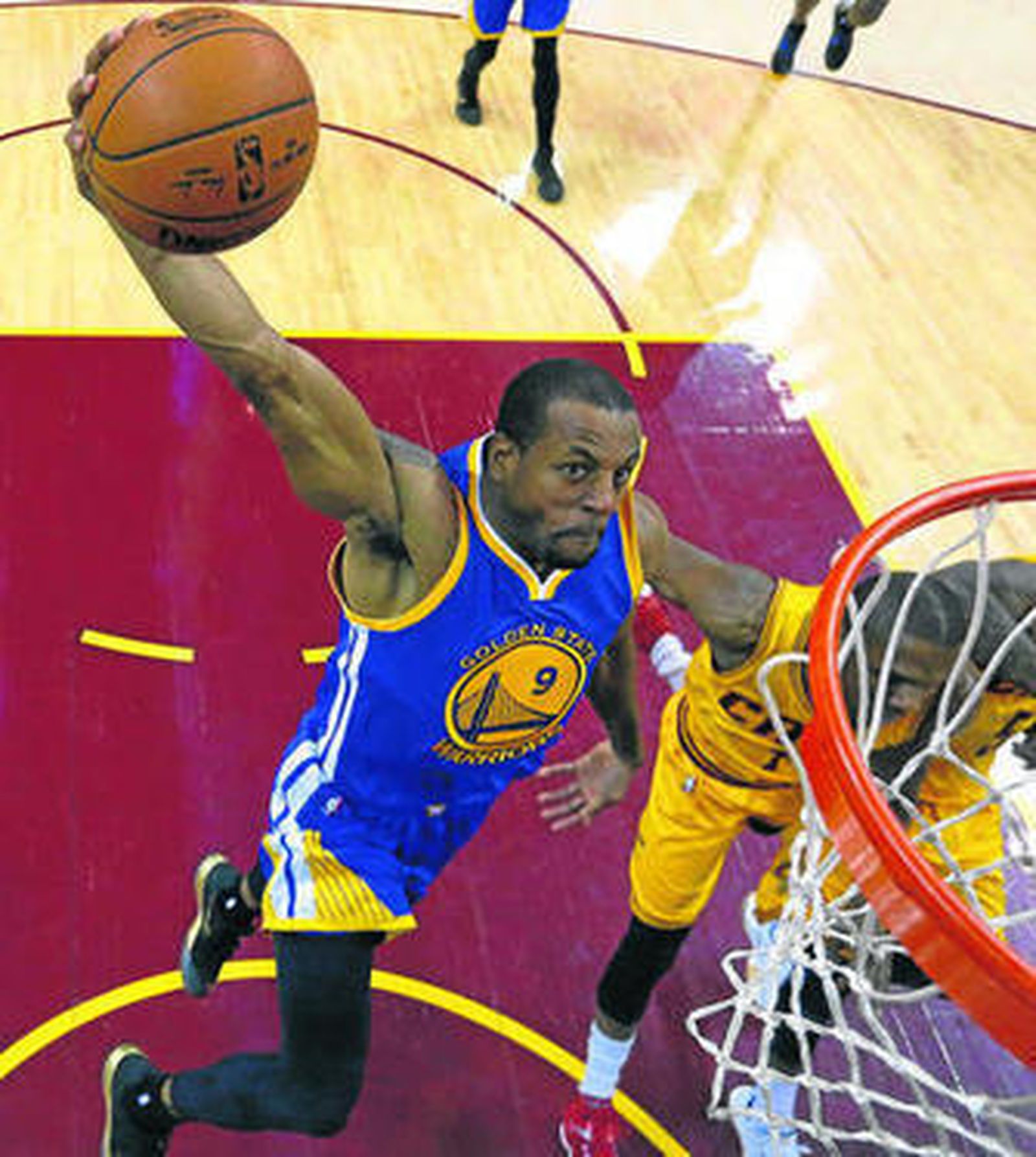 Iguodala se dispone a machacar la canasta tras superar la defensa de Cleveland Cavaliers.