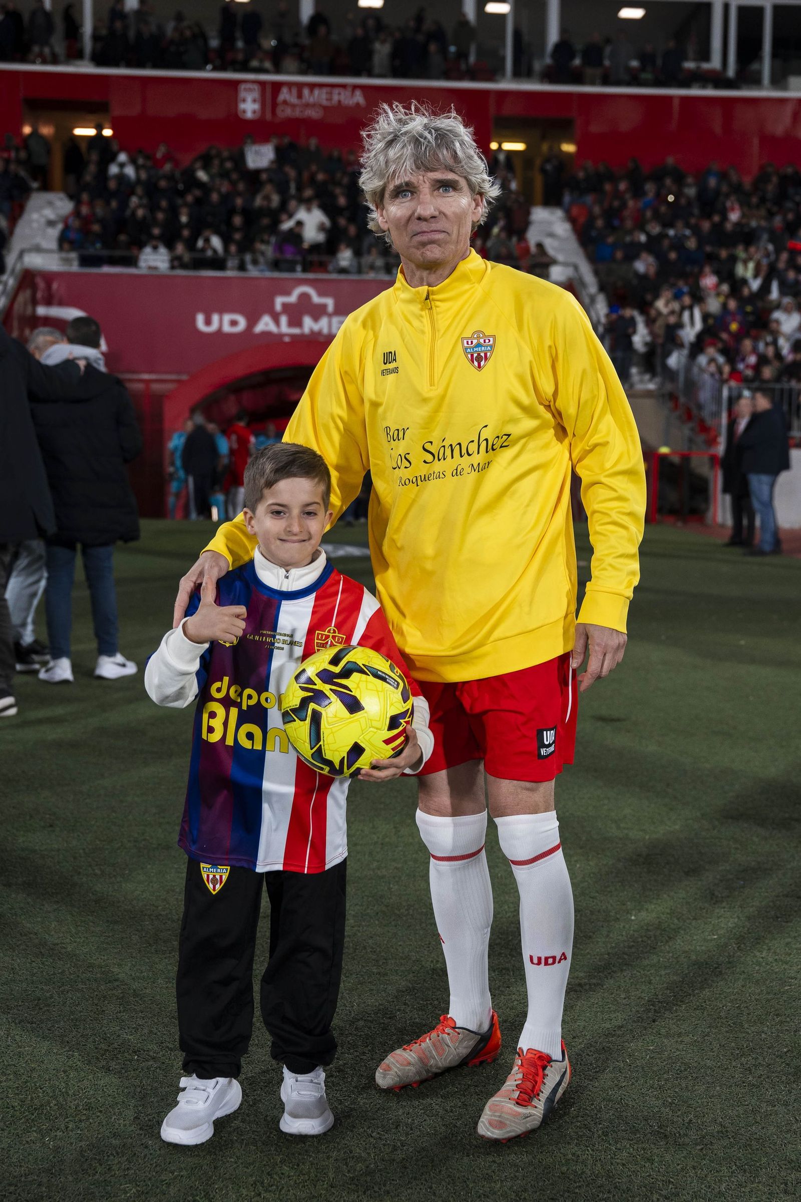 Fotogalería del partido homenaje a Guillermo Blanes entre los veteranos de la UD Almería y el FC Barcelona