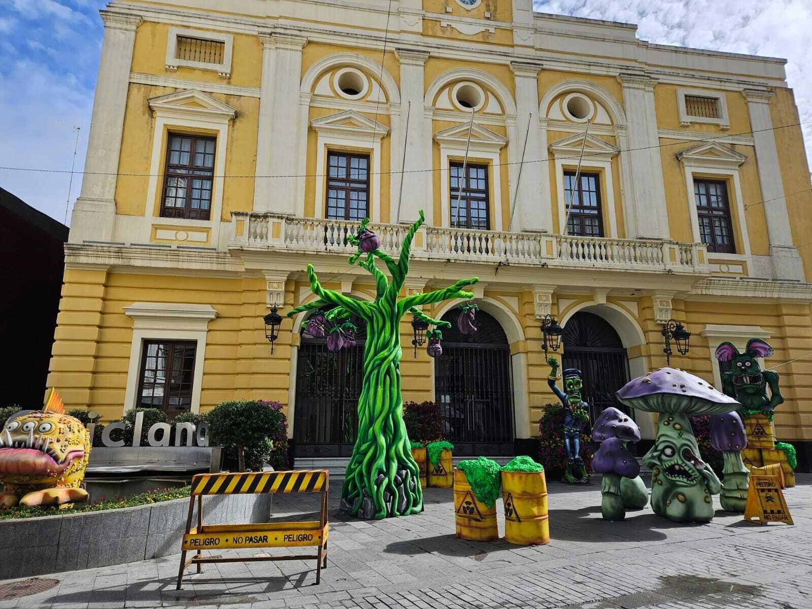 Criaturas en la puerta de Ayuntamiento de Chiclana Criaturas en la puerta de Ayuntamiento de Chiclana