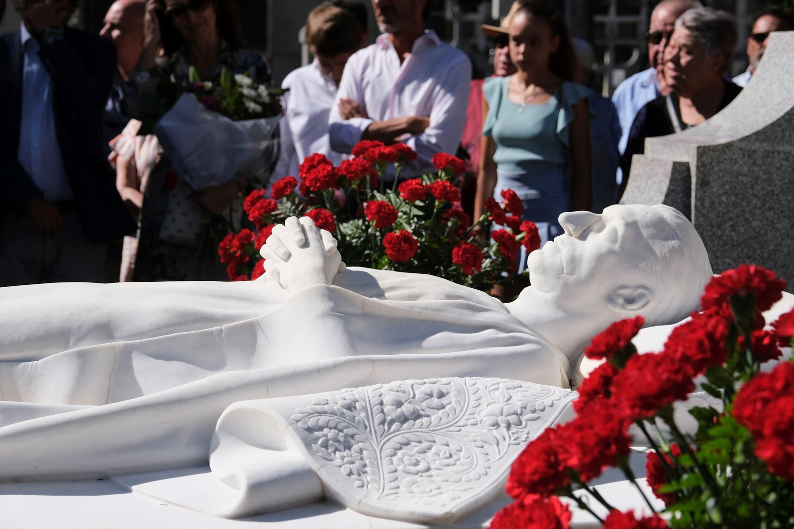 Las fotografías de la ofrenda floral a Manolete en Córdoba: entre claveles rojos y hazañas