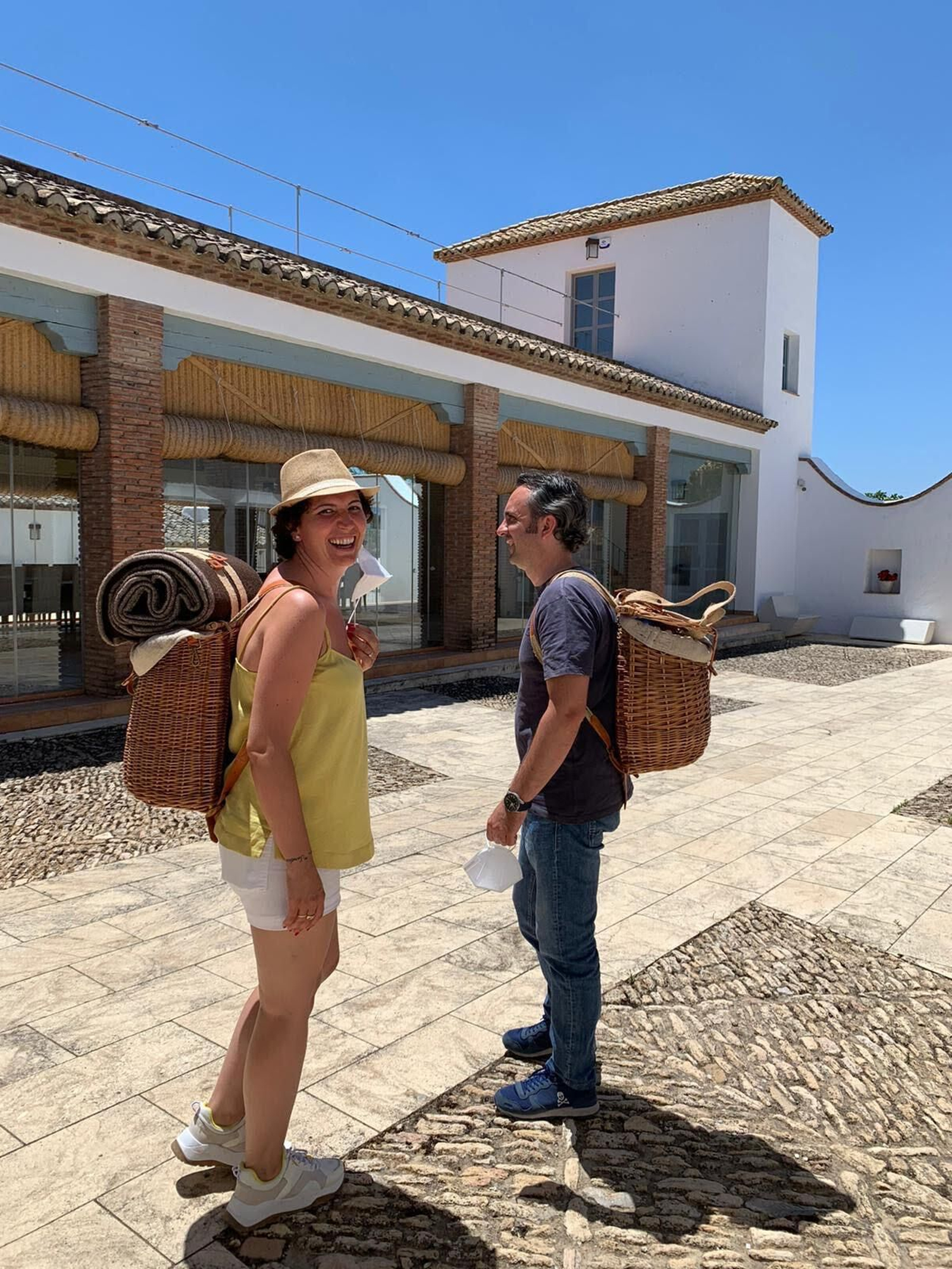 La bodega Cortijo Los Aguilares ofrece posibilidad de comer en sus viñedos.