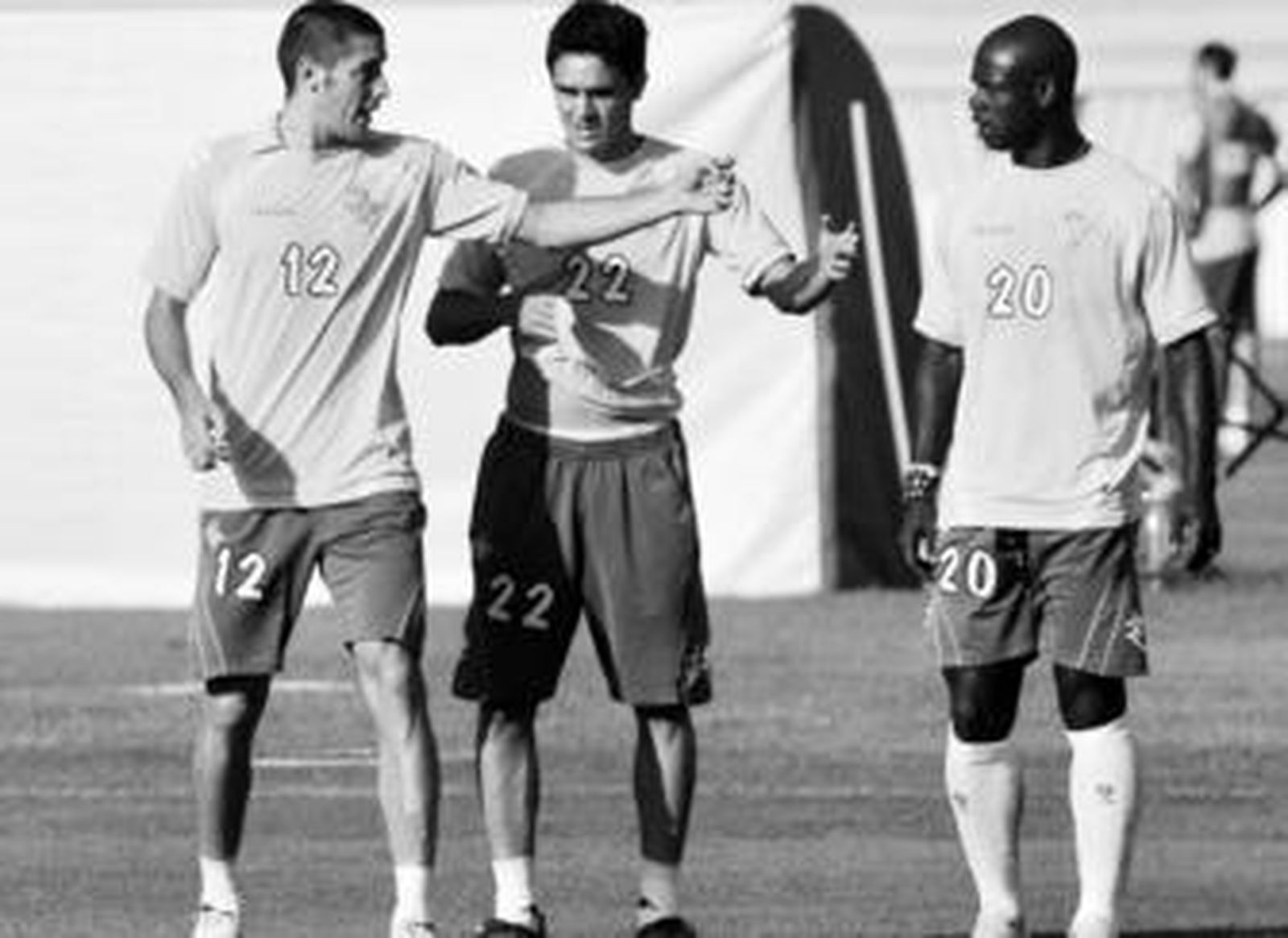 Damià dialoga con Lima y Emana durante un momento del entrenamiento.