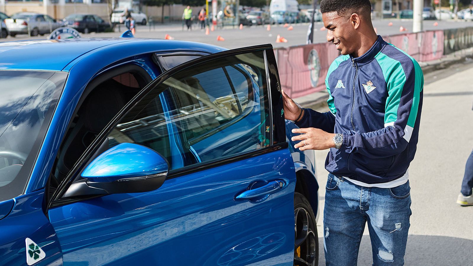 Los jugadores del Real Betis reciben sus nuevos Alfa Romeo.