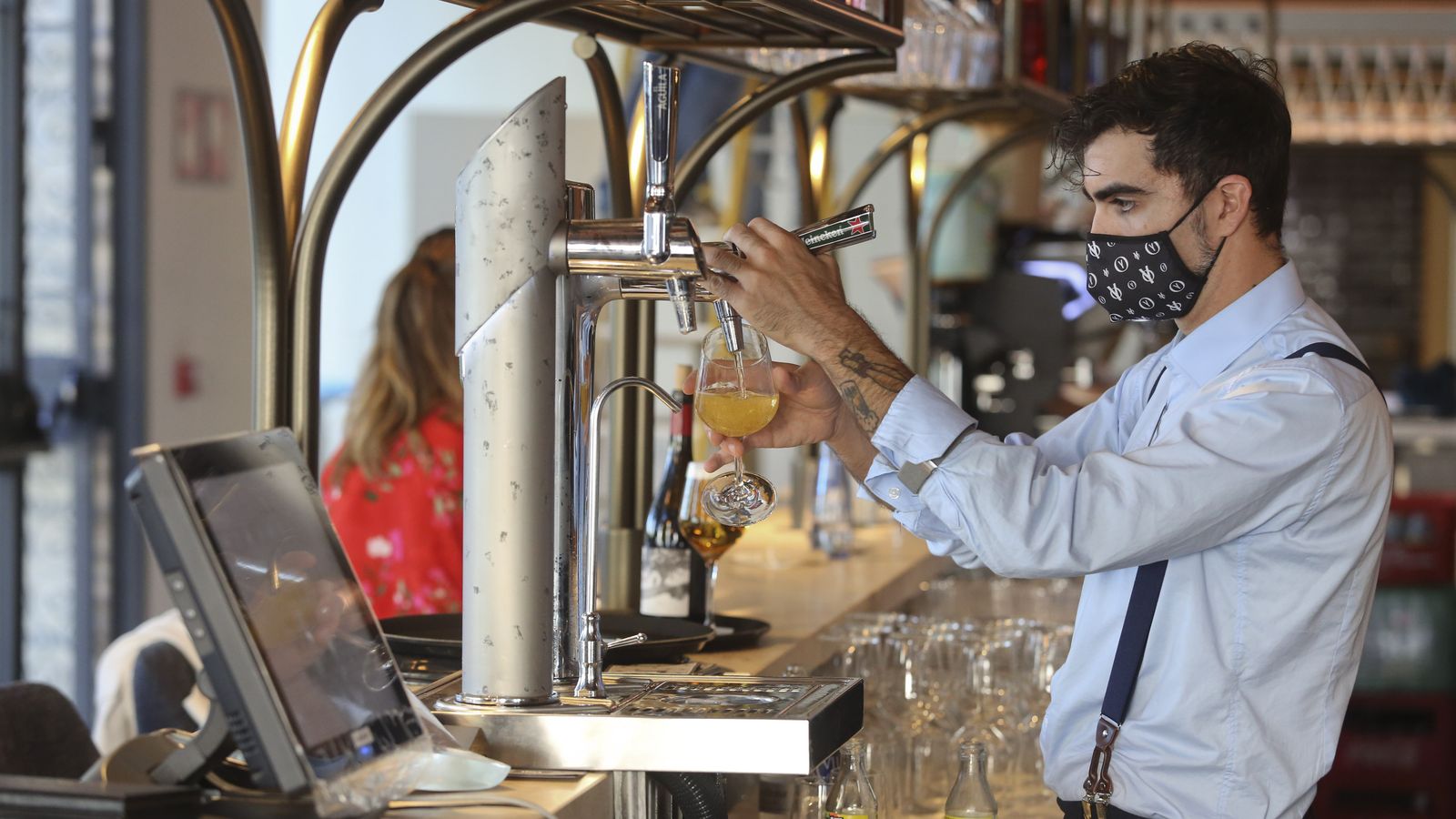 Uno de los camareros detrás de la barra del bar del Only You.