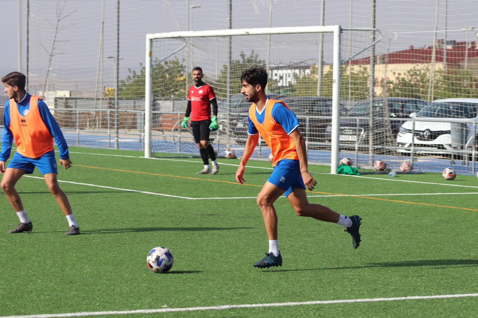 Fran Ávila se dispone a golpear el balón en el entrenamiento de este lunes en Picadueñas. Fran Ávila se dispone a golpear el balón en el entrenamiento de este lunes en Picadueñas.