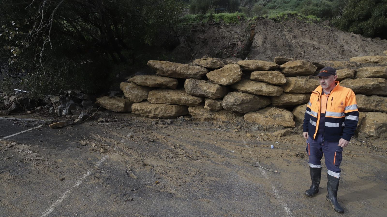 Contención de un desprendimiento en Jimena.