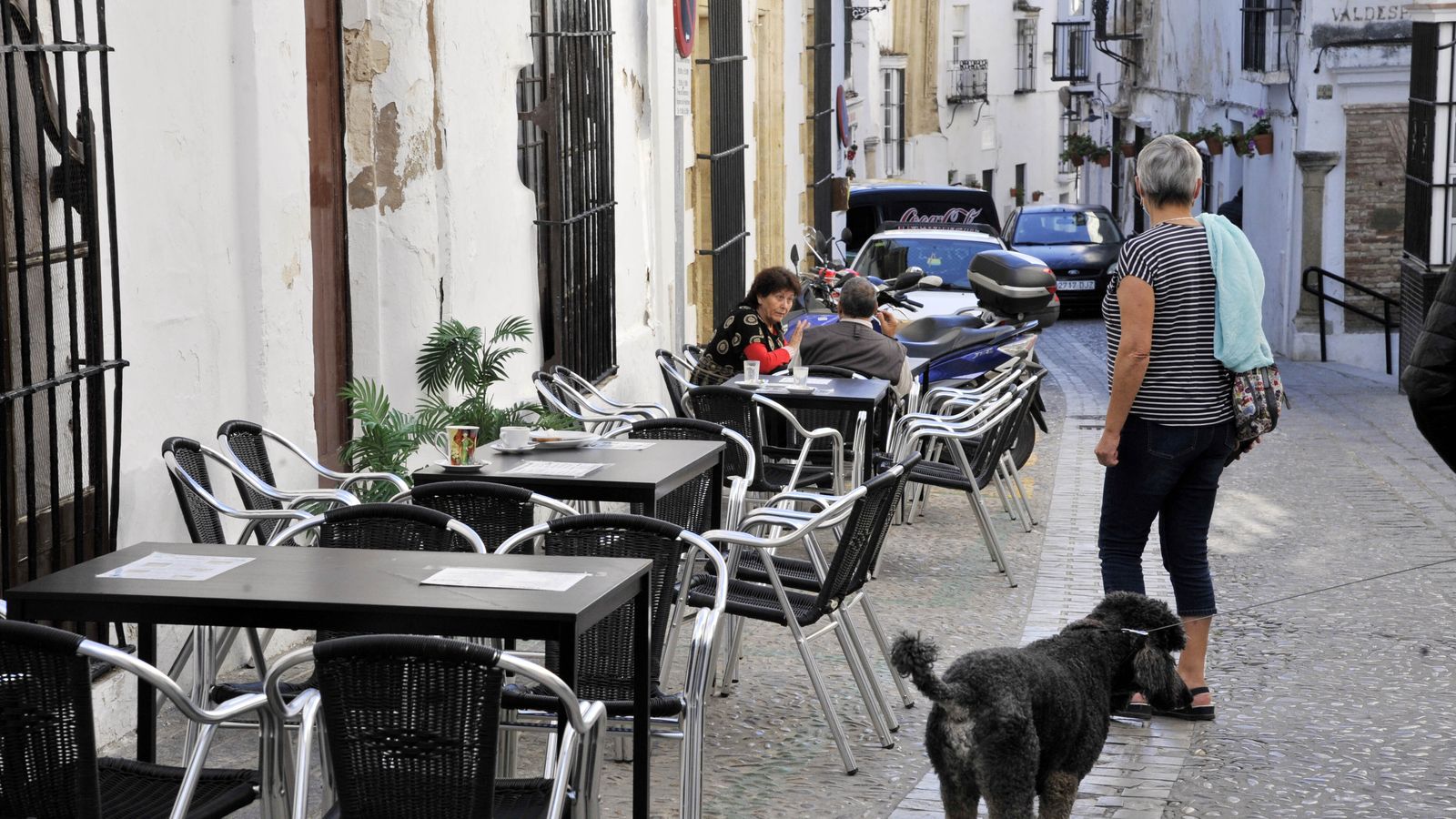 Una de las calles del conjunto monumental de Arcos casi vacía.