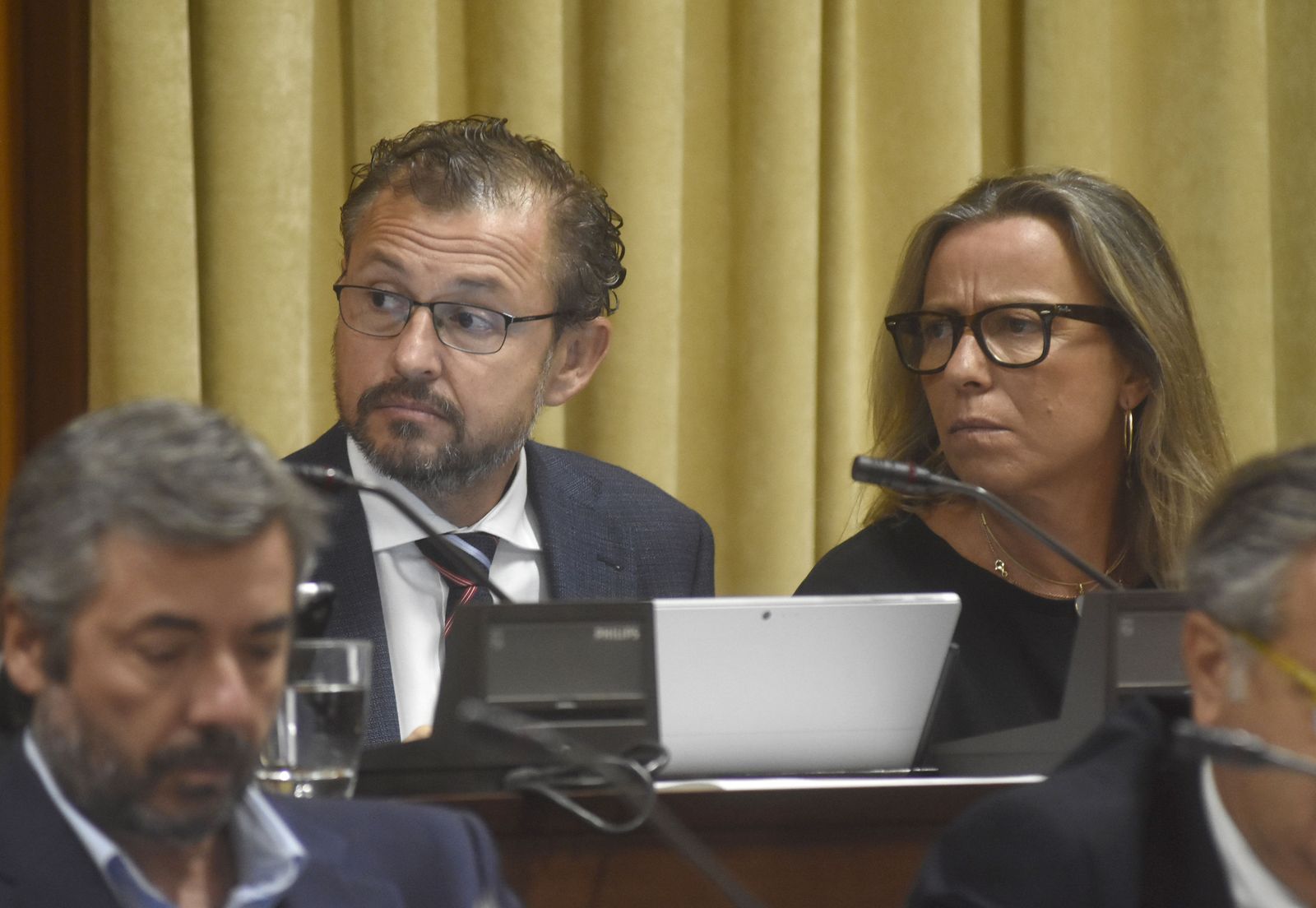 David Dorado e Isabel Albás durante un Pleno del Ayuntamiento de Córdoba.