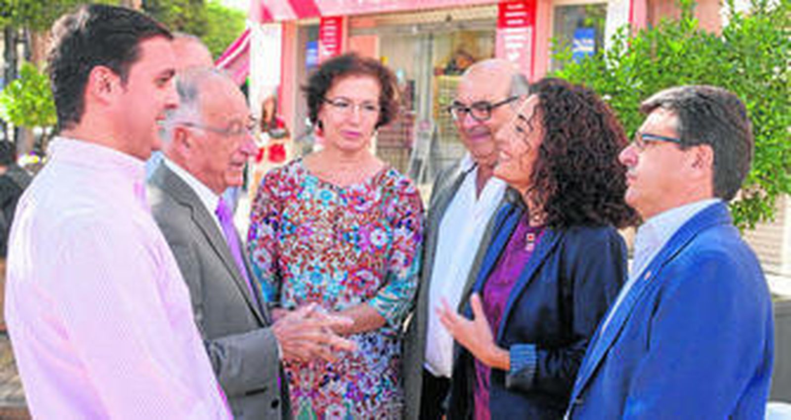 El presidente de la Diputación, Gabriel Amat; la delegada de Salud, Gracia Fernández; y la presidenta de Cruz Roja, María del Mar Pageo, durante el acto de ayer.