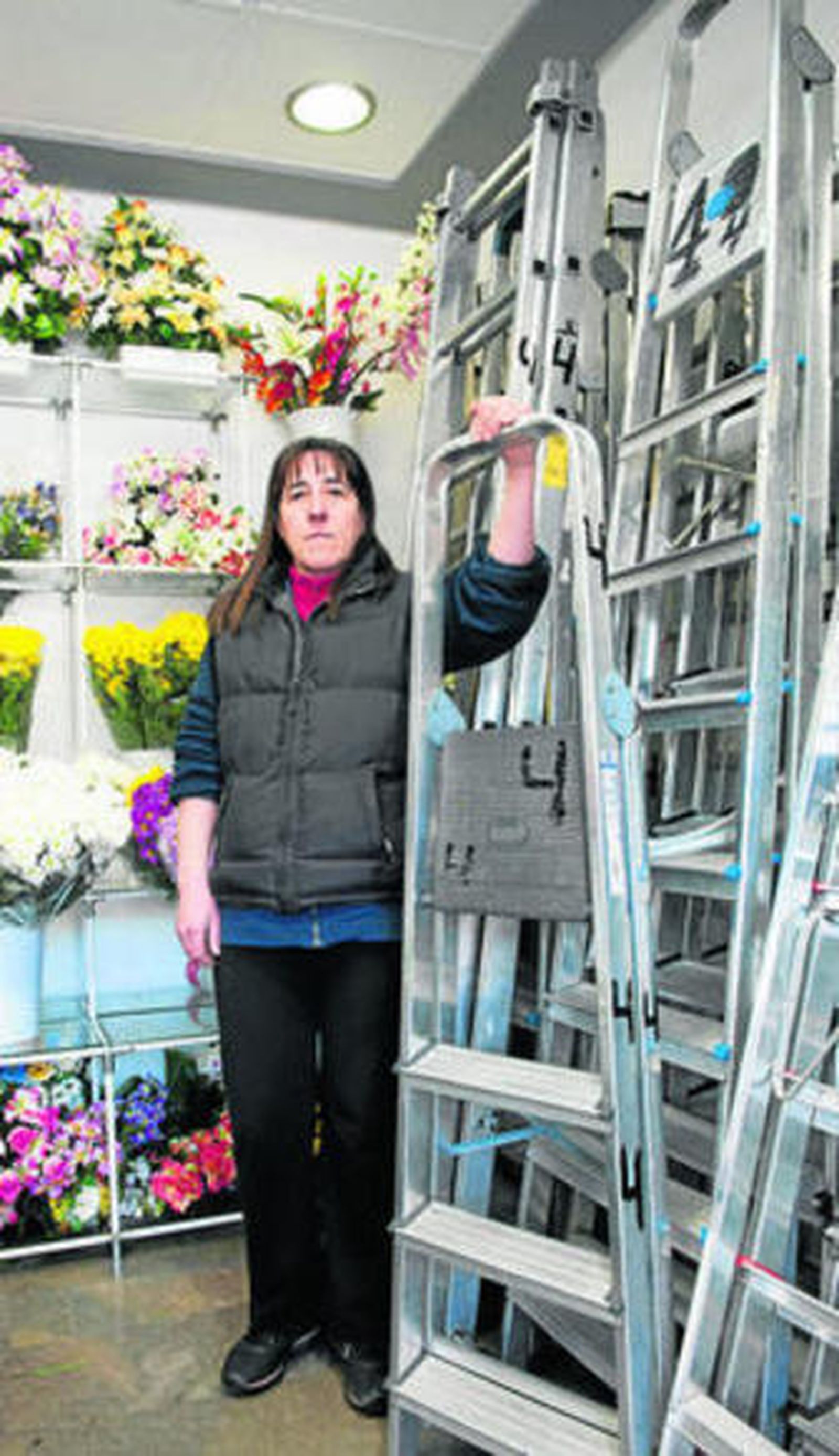 Araceli Fernández en su negocio de flores.