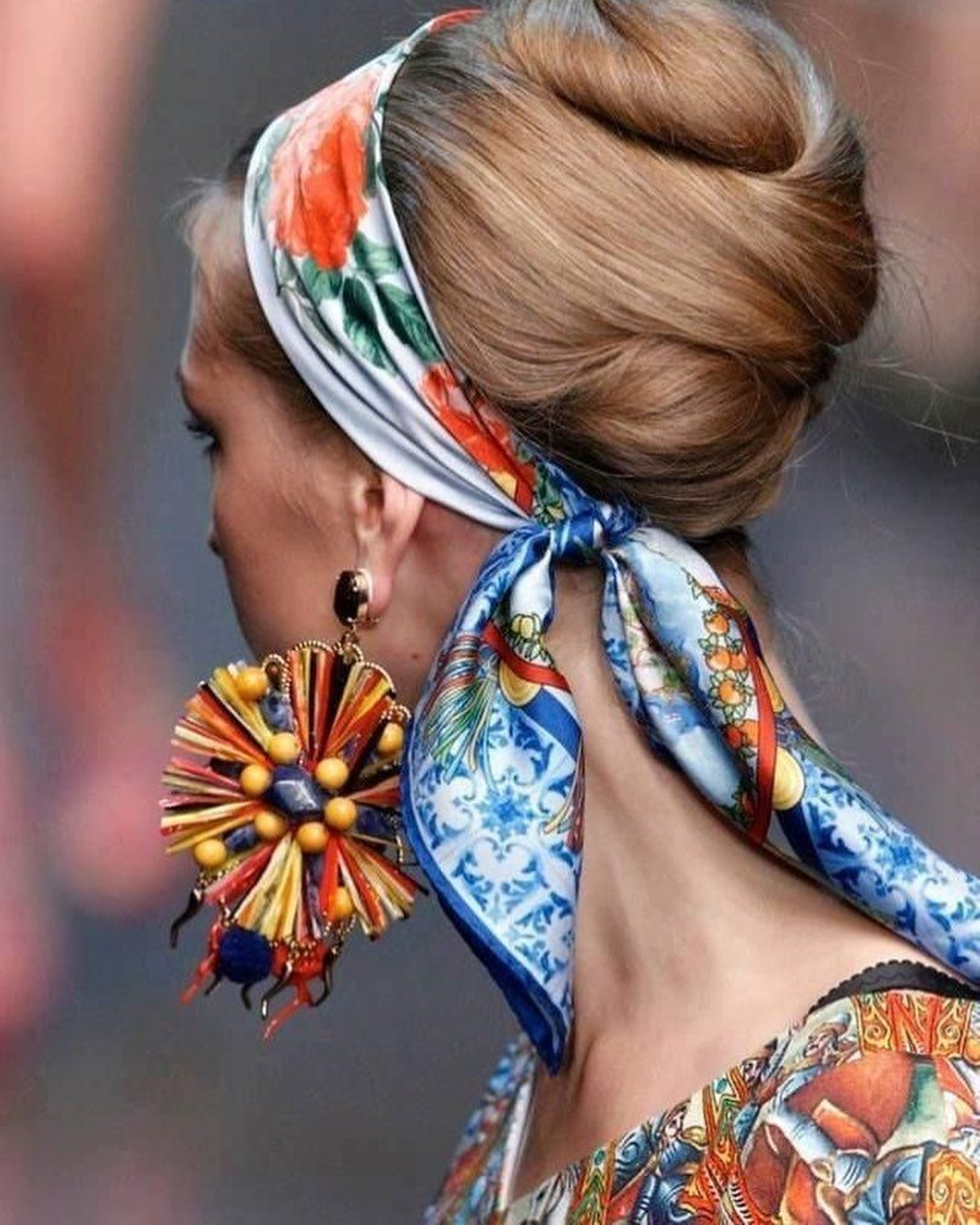 El pañuelo diadema es un clásico de ayer y de hoy, coqueto y fácil de hacer. Con un recogido retro que deje que se vean las esquinas cayendo a modo de lazo queda perfecto.