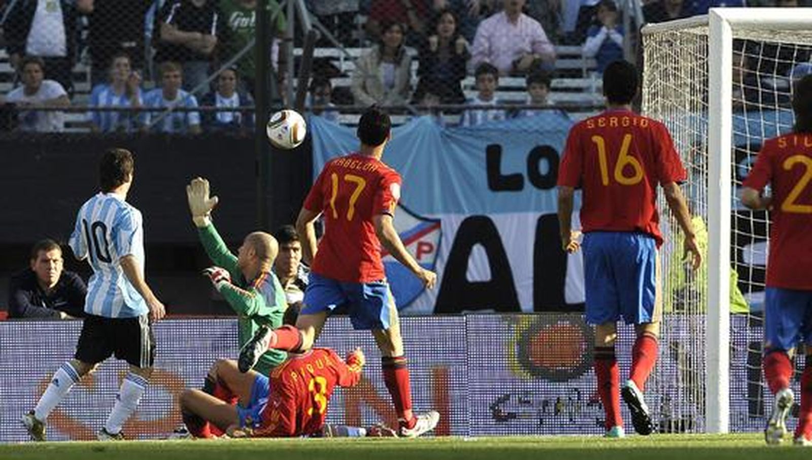 España cae goleada ante Argentina en el Monumental de Buenos Aires. / AFP