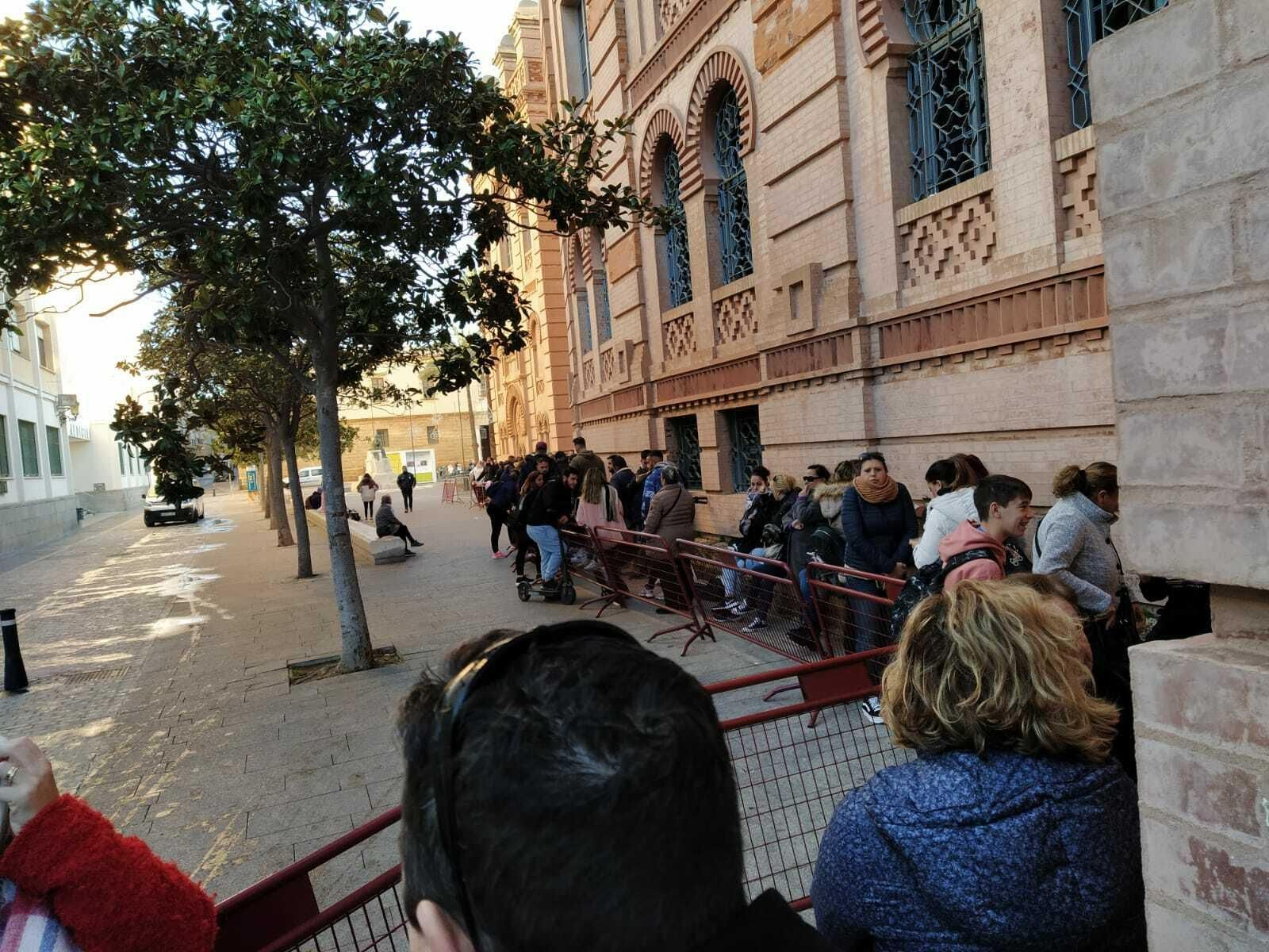 Colas esta mañana en el Falla para adquirir las entradas.