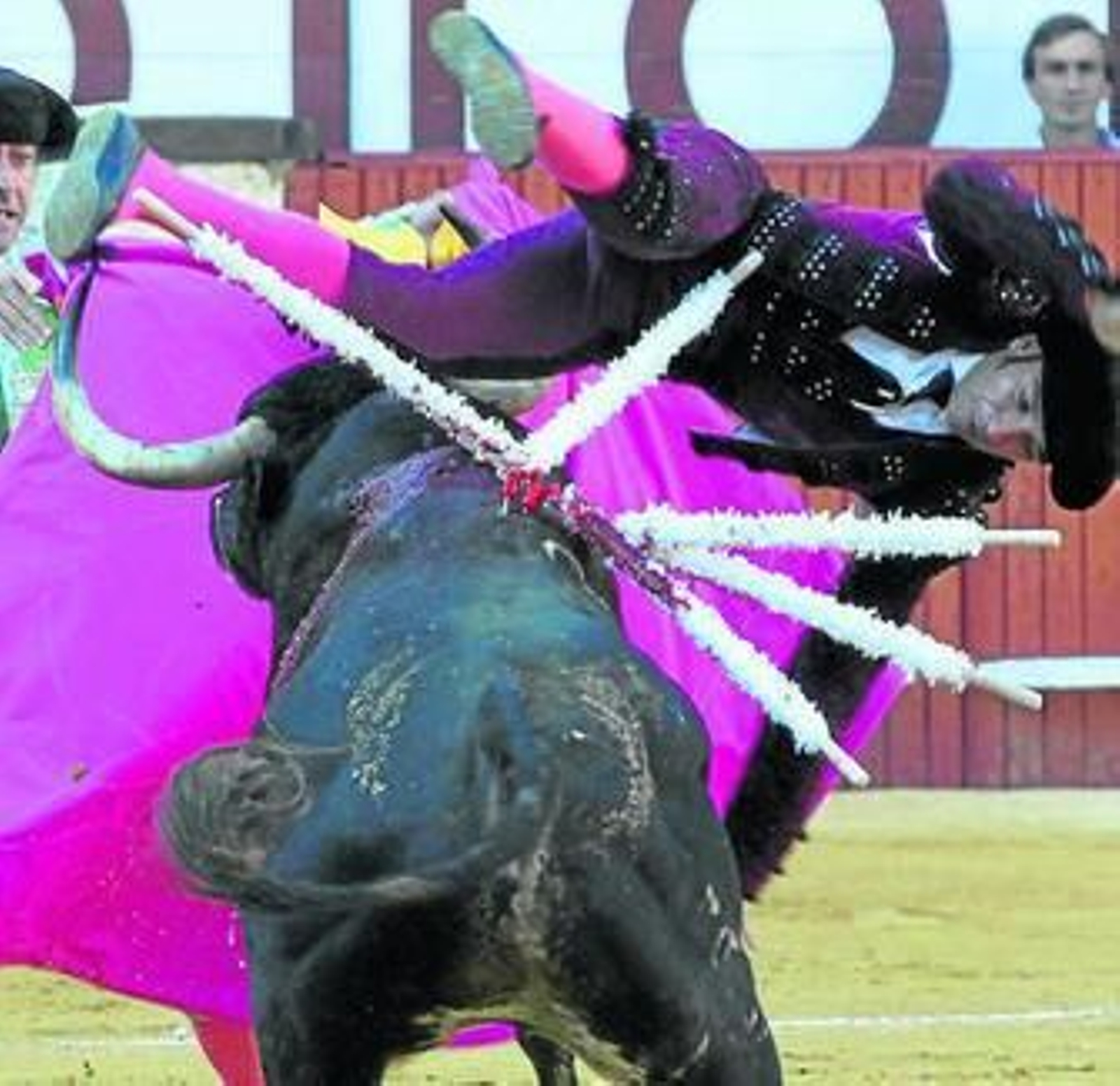 Curro Robles, cogido por el primer toro con el hierro de Gerardo Ortega.