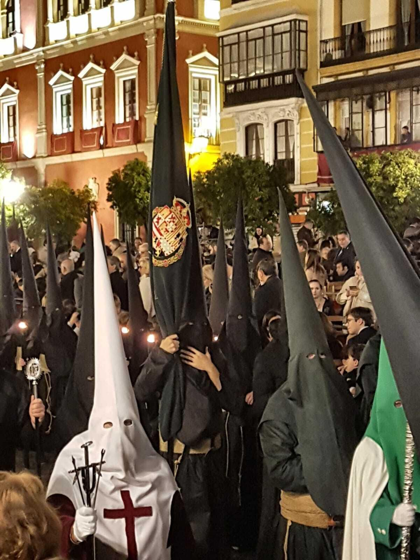 La bandera de los privilegios por la Plaza de San Francisco.