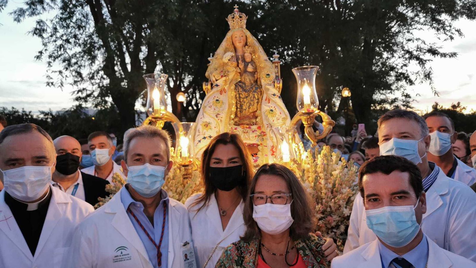 Emotivas imágenes de la Virgen de Valme en su visita al hospital al que da nombre.