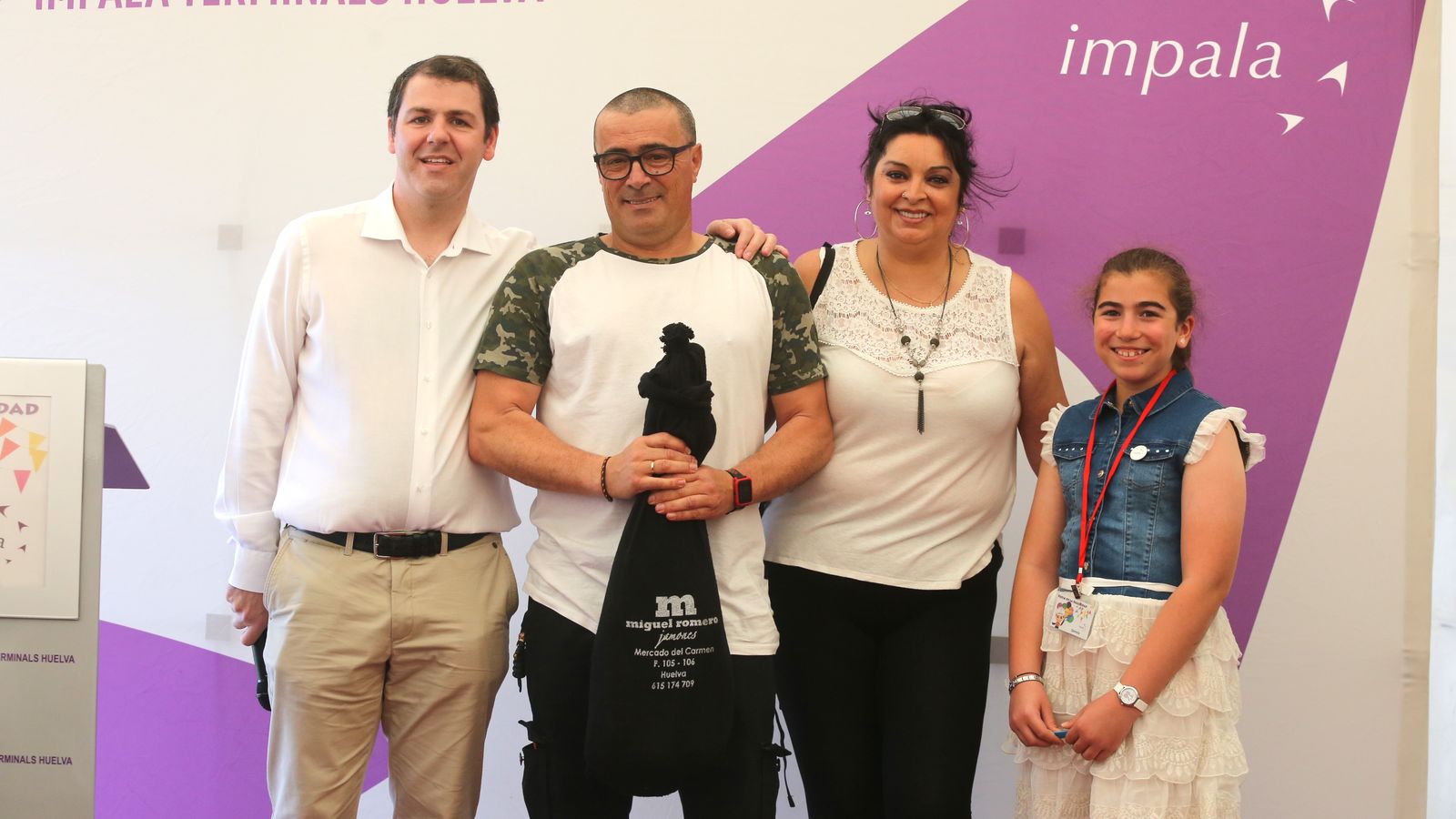 Javier Peña junto a David Rasco, Segurilíder de Impala, y los familiares de este.