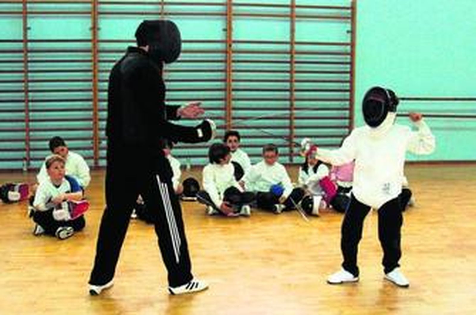 Juan José Safont imparte clases a los alumnos del Club Esgrima Bahía de Cádiz.