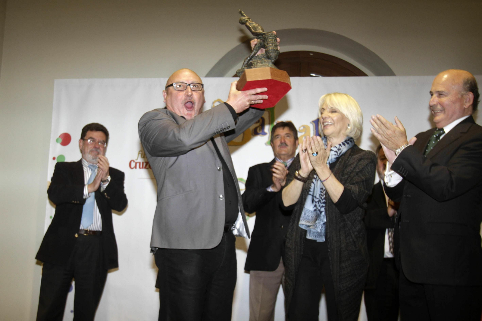 El autor recoge uno de los muchos premios cosechados en su trayectoria carnavalesca.
