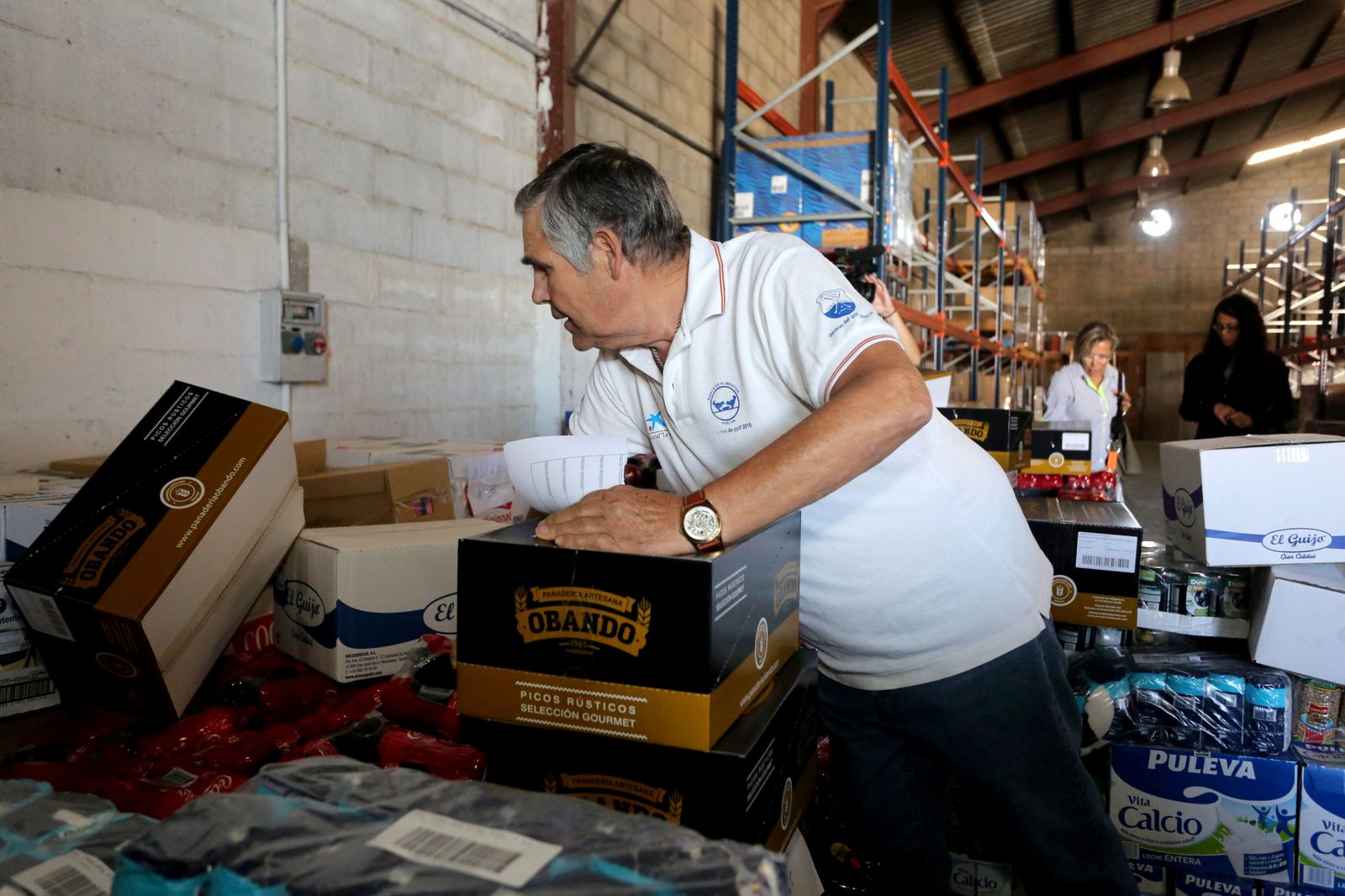 Las imágenes del Reparto de alimentos a entidades sociales del Banco de Alimentos y la Fundación Cajasol