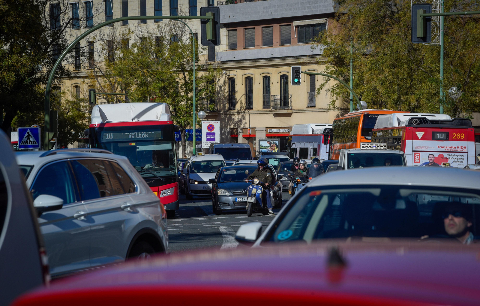Atasco monumental a la altura de la Ronda de Capuchinos.