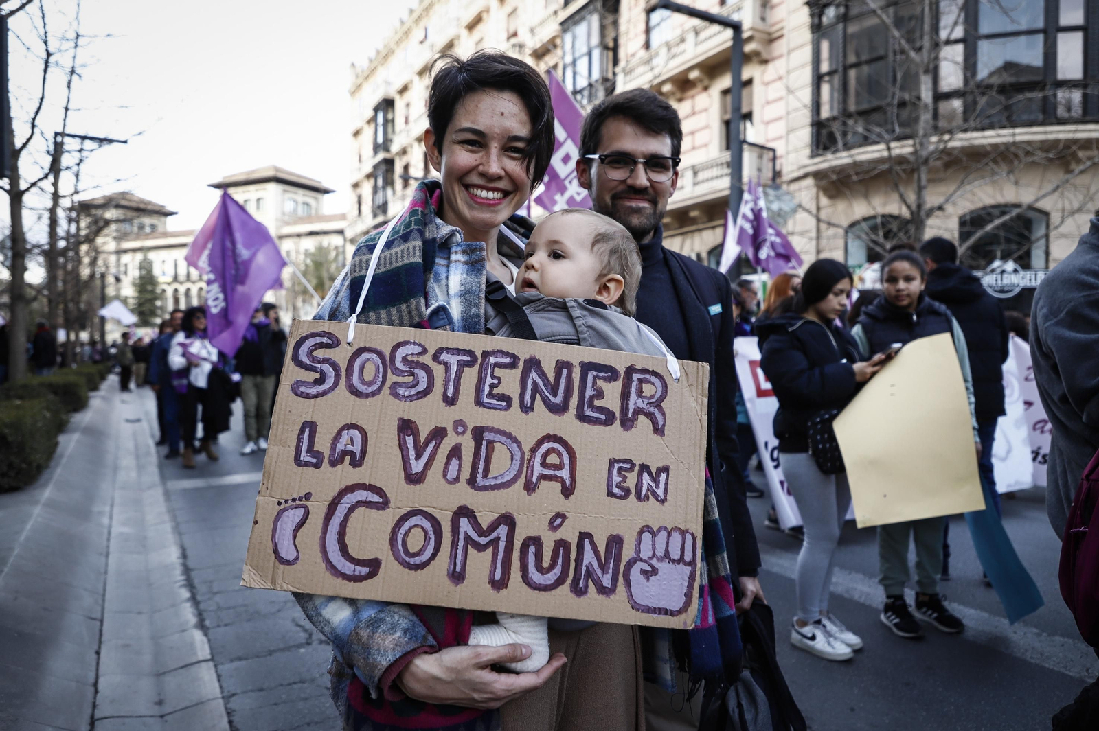 Una ola morada inunda la avenida principal de Granada en el Día de la Mujer