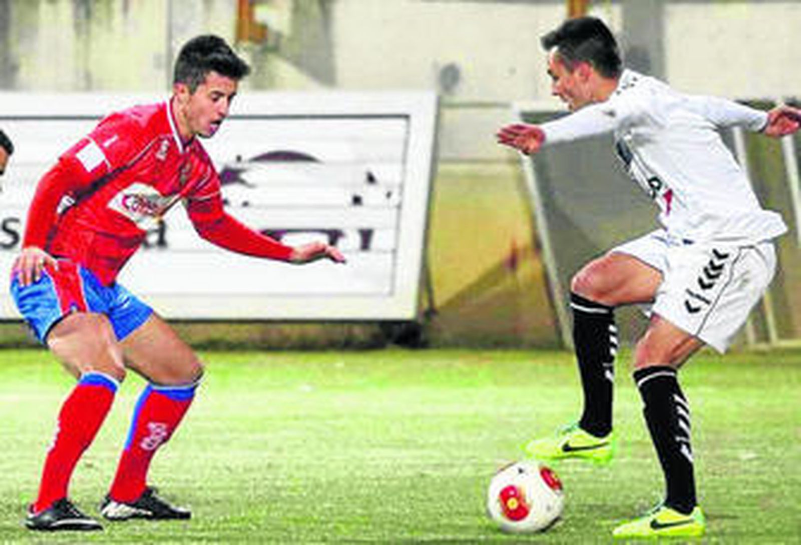 Pinillos, a la izquierda, ante la Cultural Leonesa.