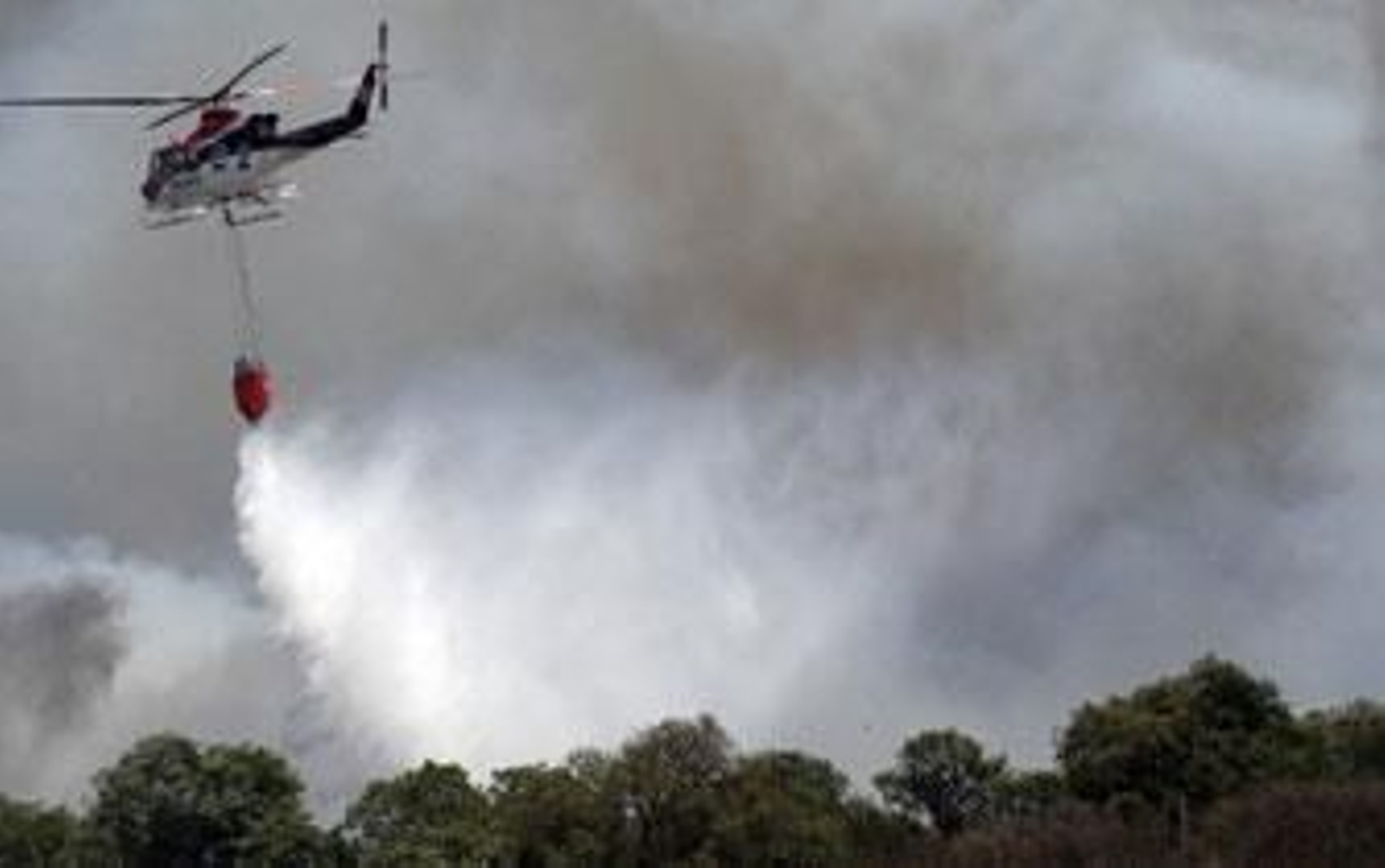Desalojadas un centenar de personas por un incendio en Torreguadiaro