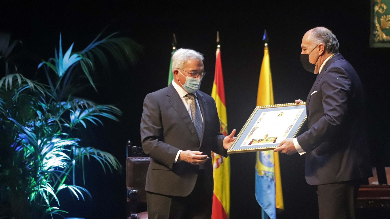 Fotos de la distinción del padre Pedro como Hijo Predilecto de Algeciras