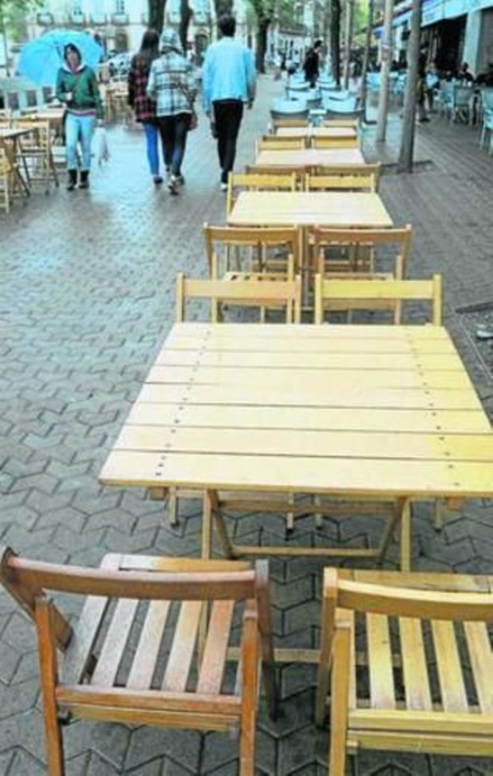 Veladores vacíos en el centro.