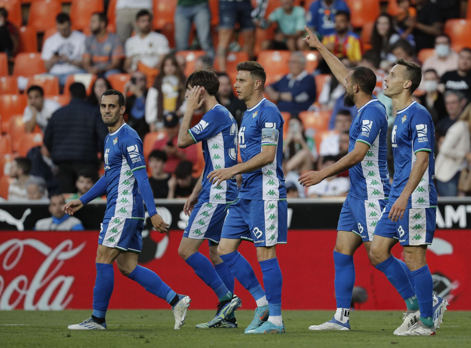 Los jugadores del Betis celebran con Borja Iglesias el gol del gallego, el tercero en Mestalla.
