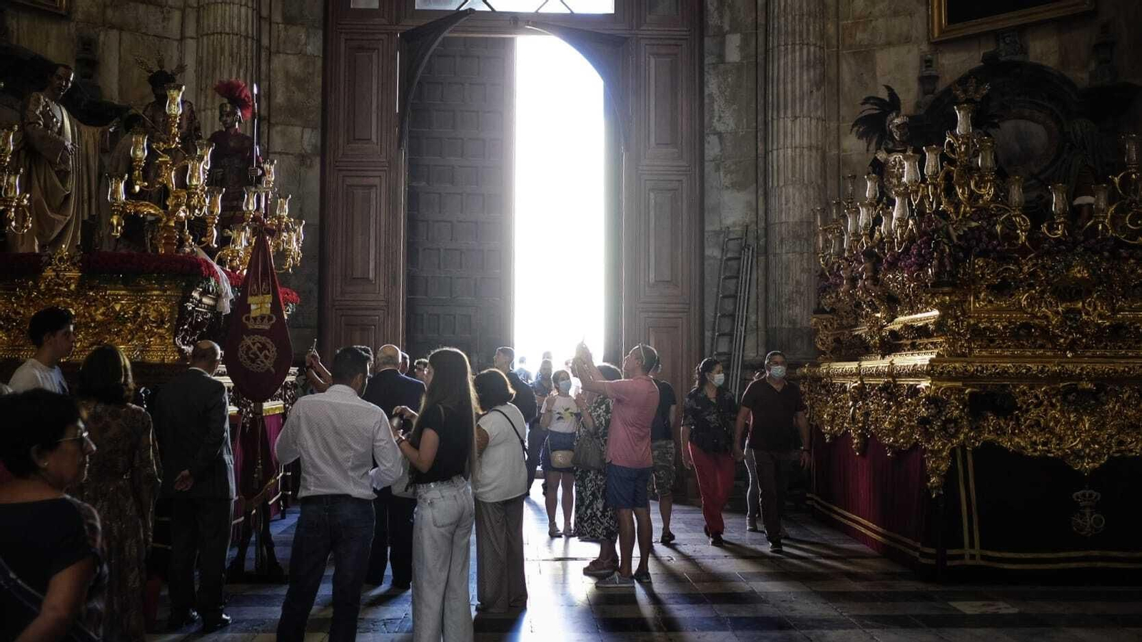 Magna Cádiz 2022: Lleno en la Catedral de Cádiz para ver los 17 pasos
