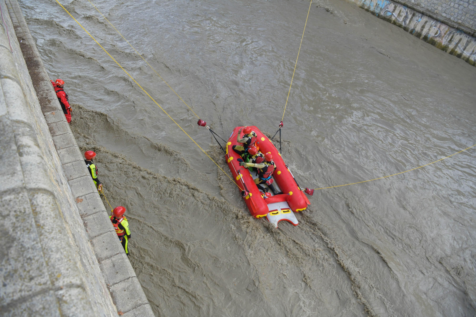 Fotos: Las mejores imágenes del simulacro de rescate de un coche accidentado en el río Genil de Granada