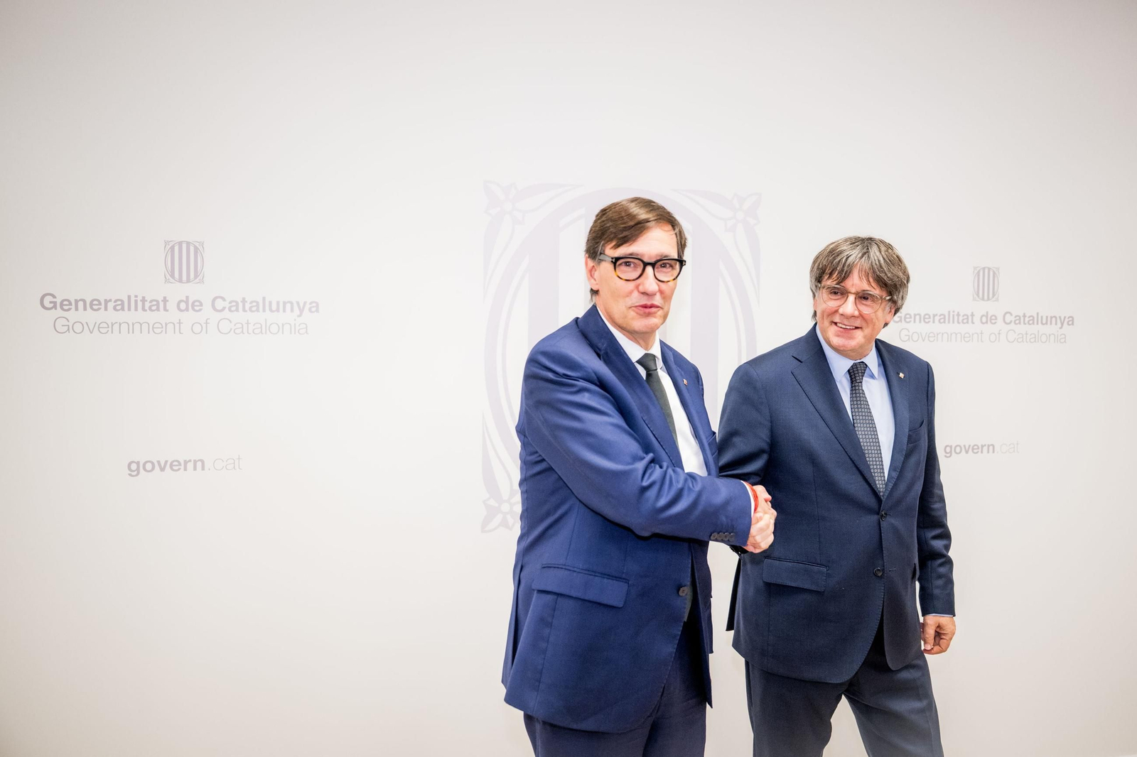 El presidente de la Generalitat, Salvador Illa, con el ex 'president' y líder de Junts, Carles Puigdemont, este martes en Bruselas.