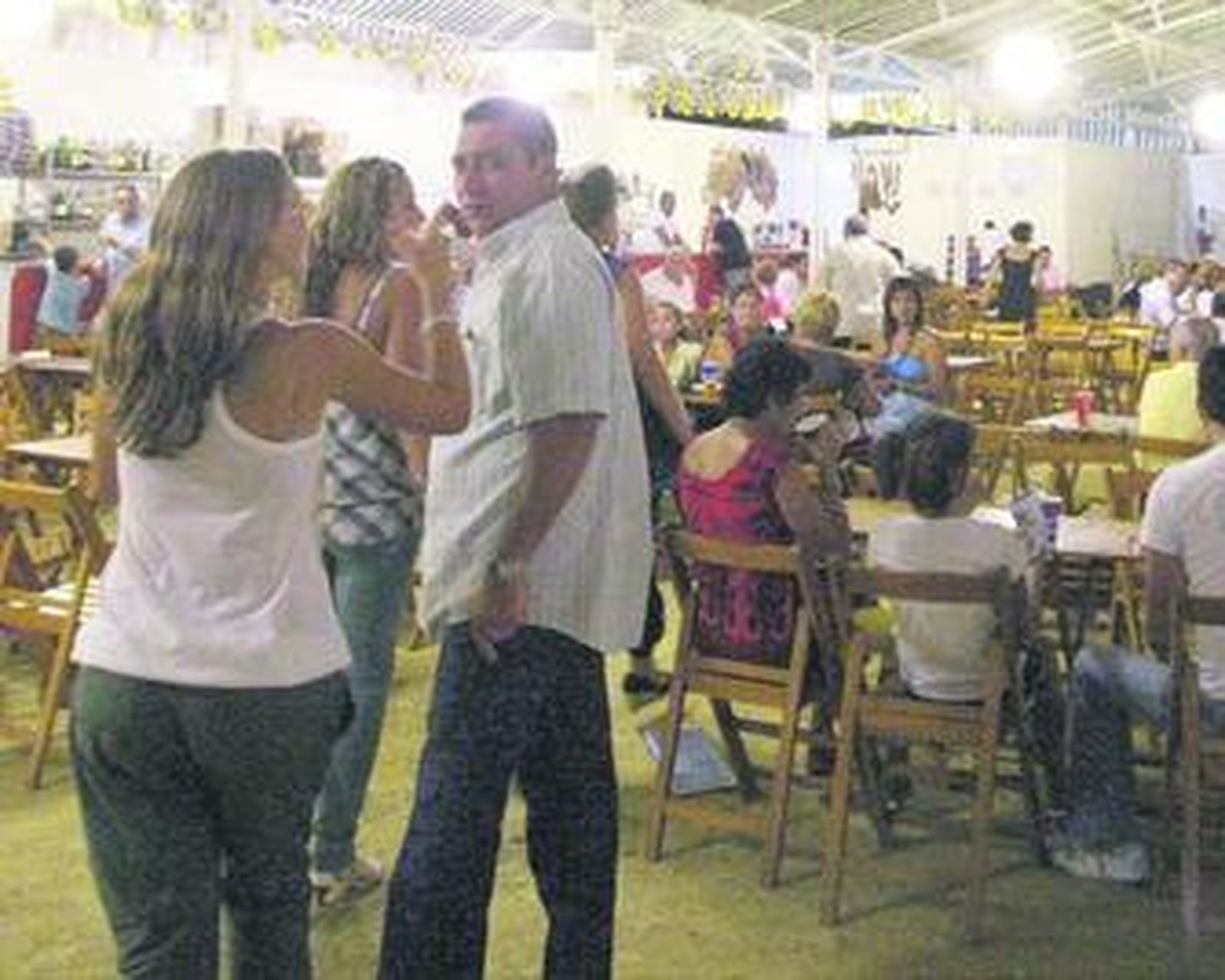 Socios del Club de Caza y Pesca disfrutan de una agradable velada.