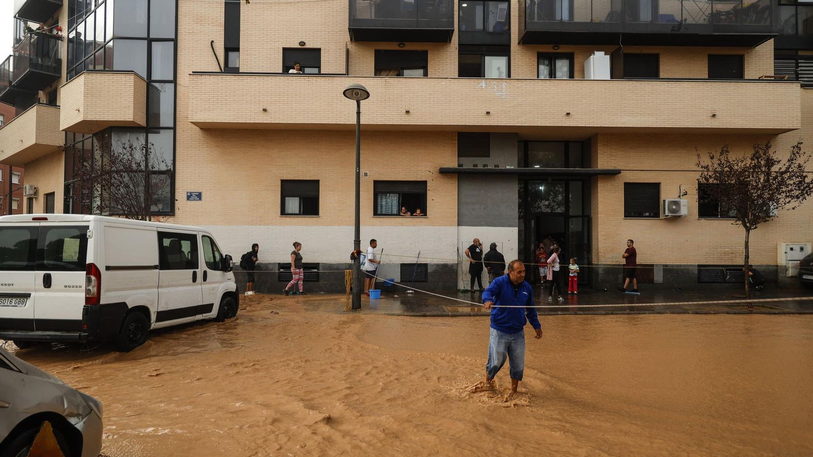 Así han quedado las calles de Valencia: desolación, barro y coches amontonados