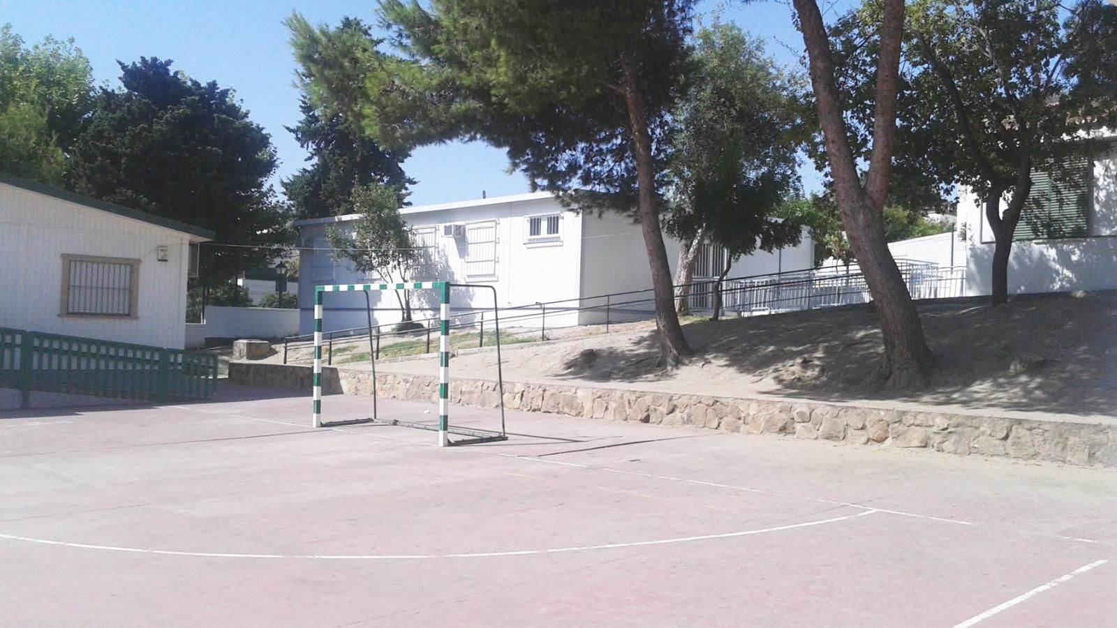 Las pistas deportivas del CEIP Gloria Fuertes de Guadiaro.