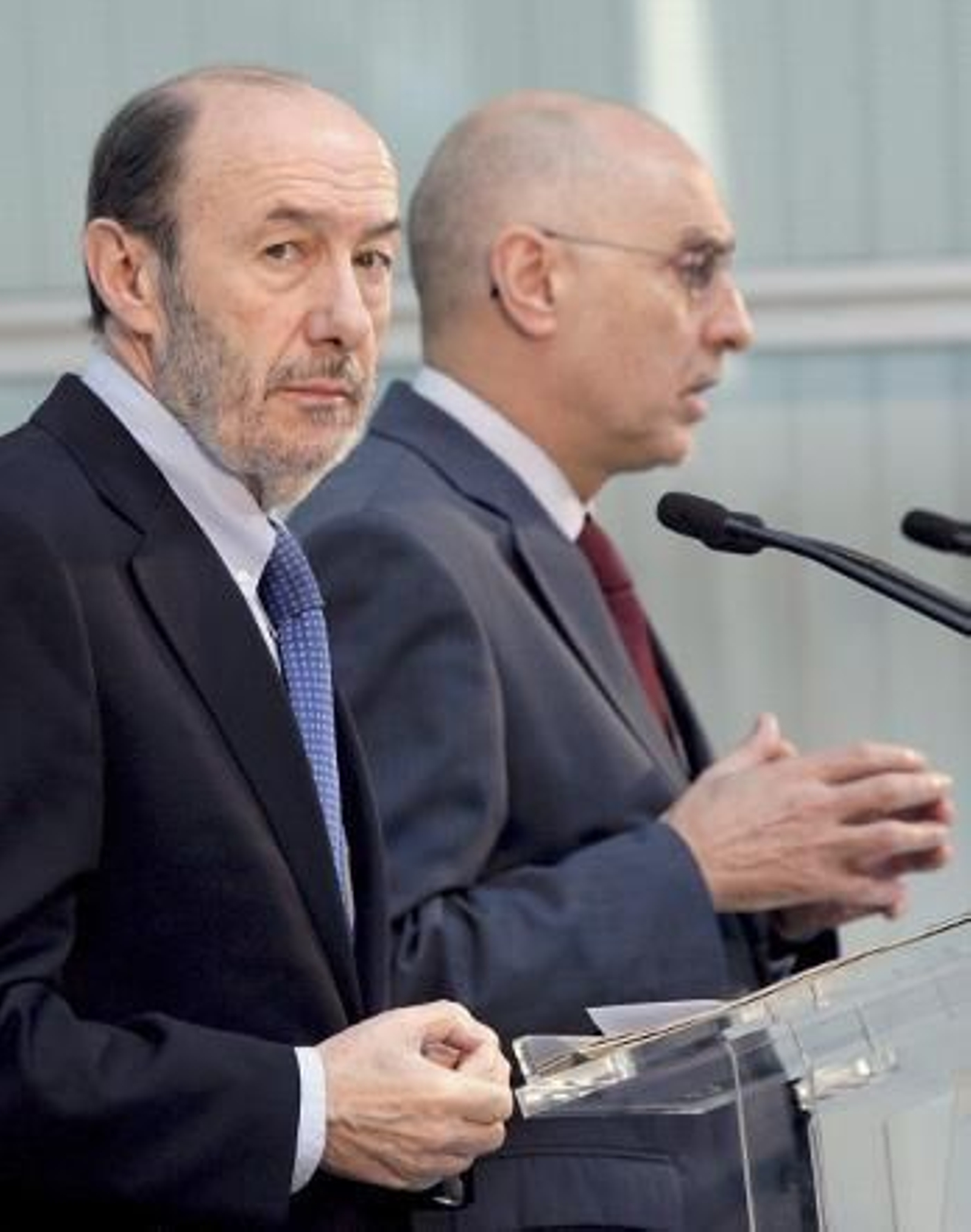 Rubalcaba advierte de que pondrá "dos lupas" sobre las listas de Bildu
