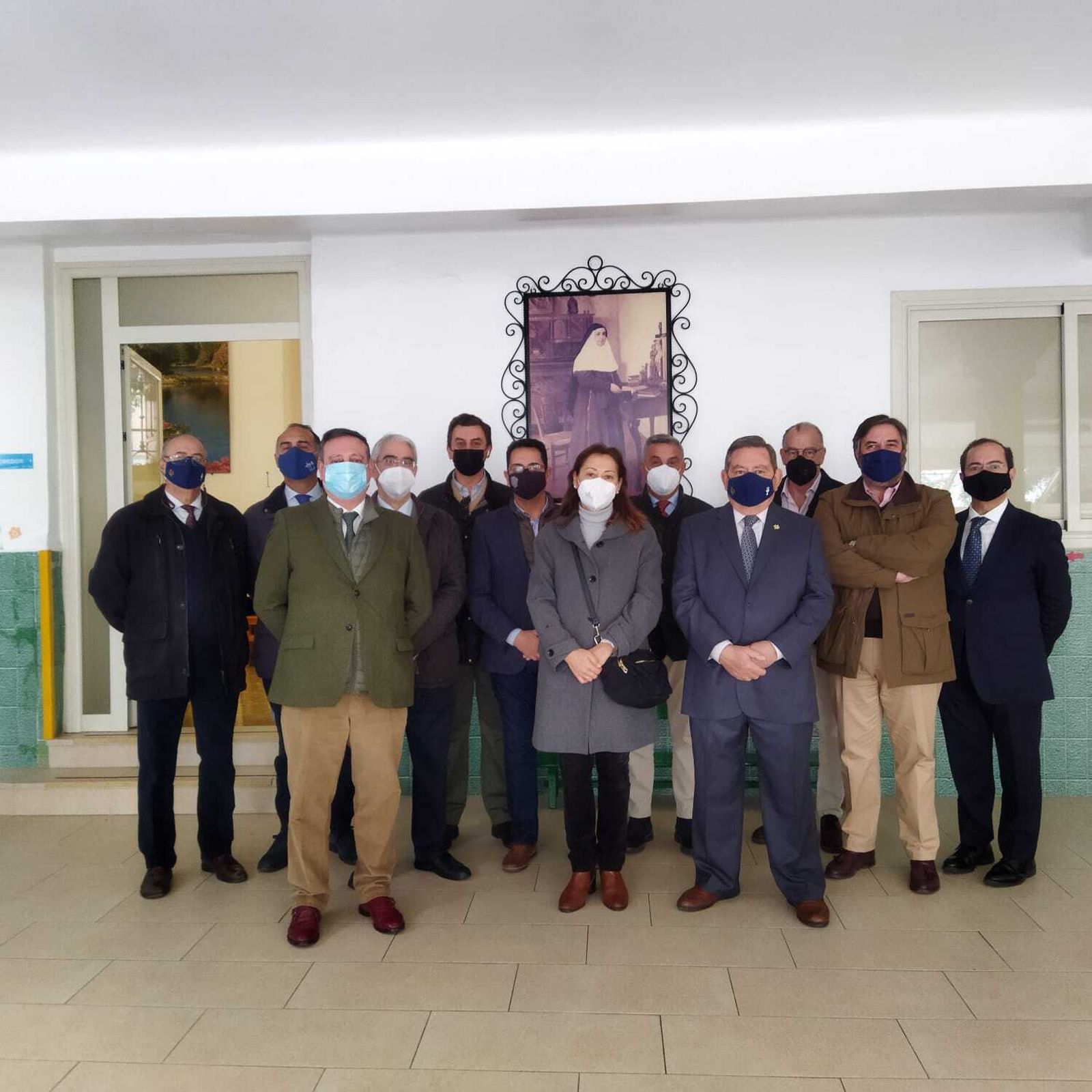 Los hermanos mayores con los representantes del centro.