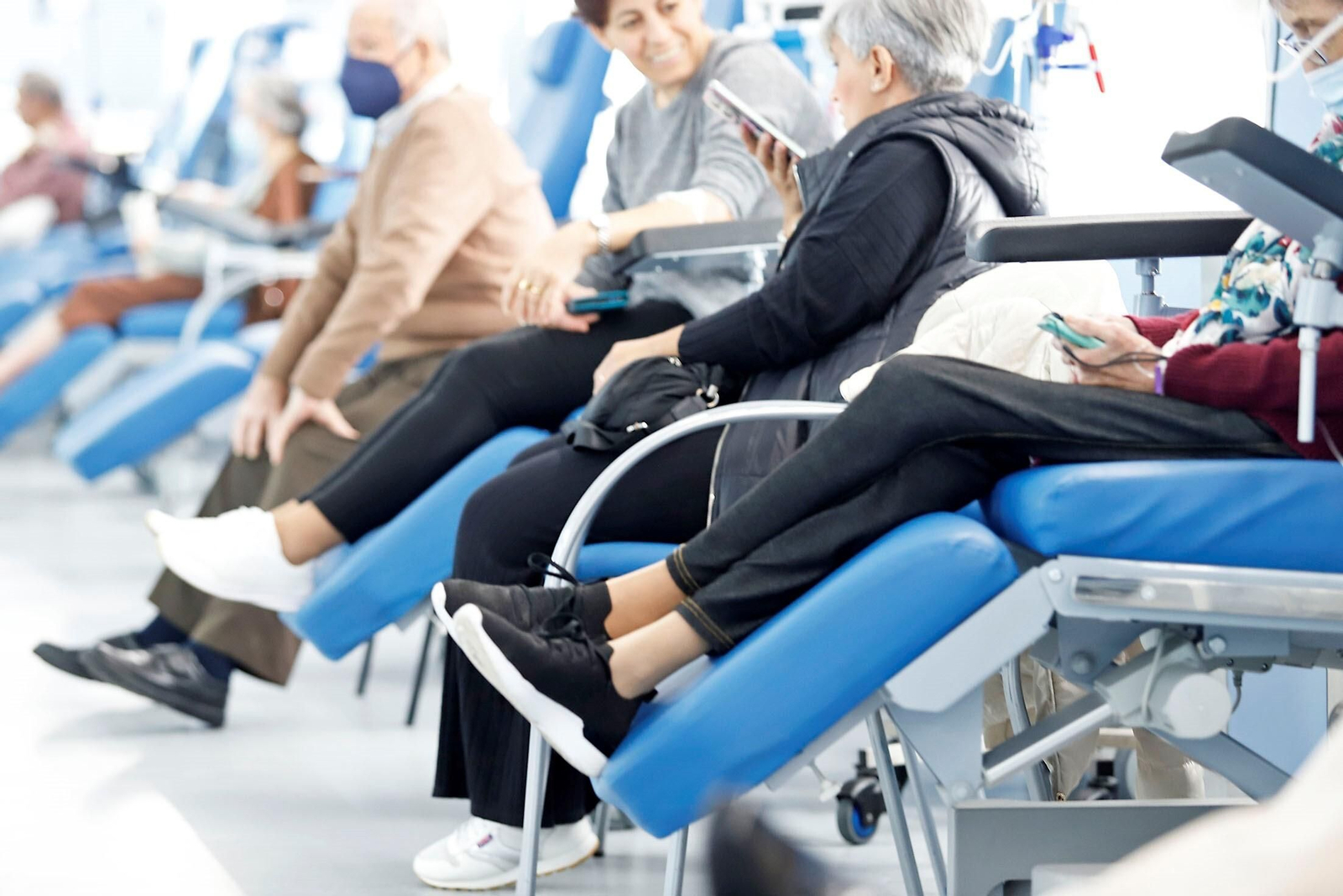 Varios pacientes en el Hospital de Día del Infanta Elena de Huelva.