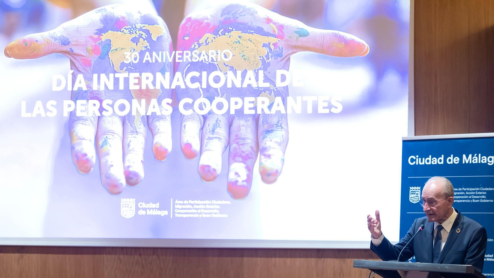 Francisco de la Torre en el acto de los 30 años cooperación