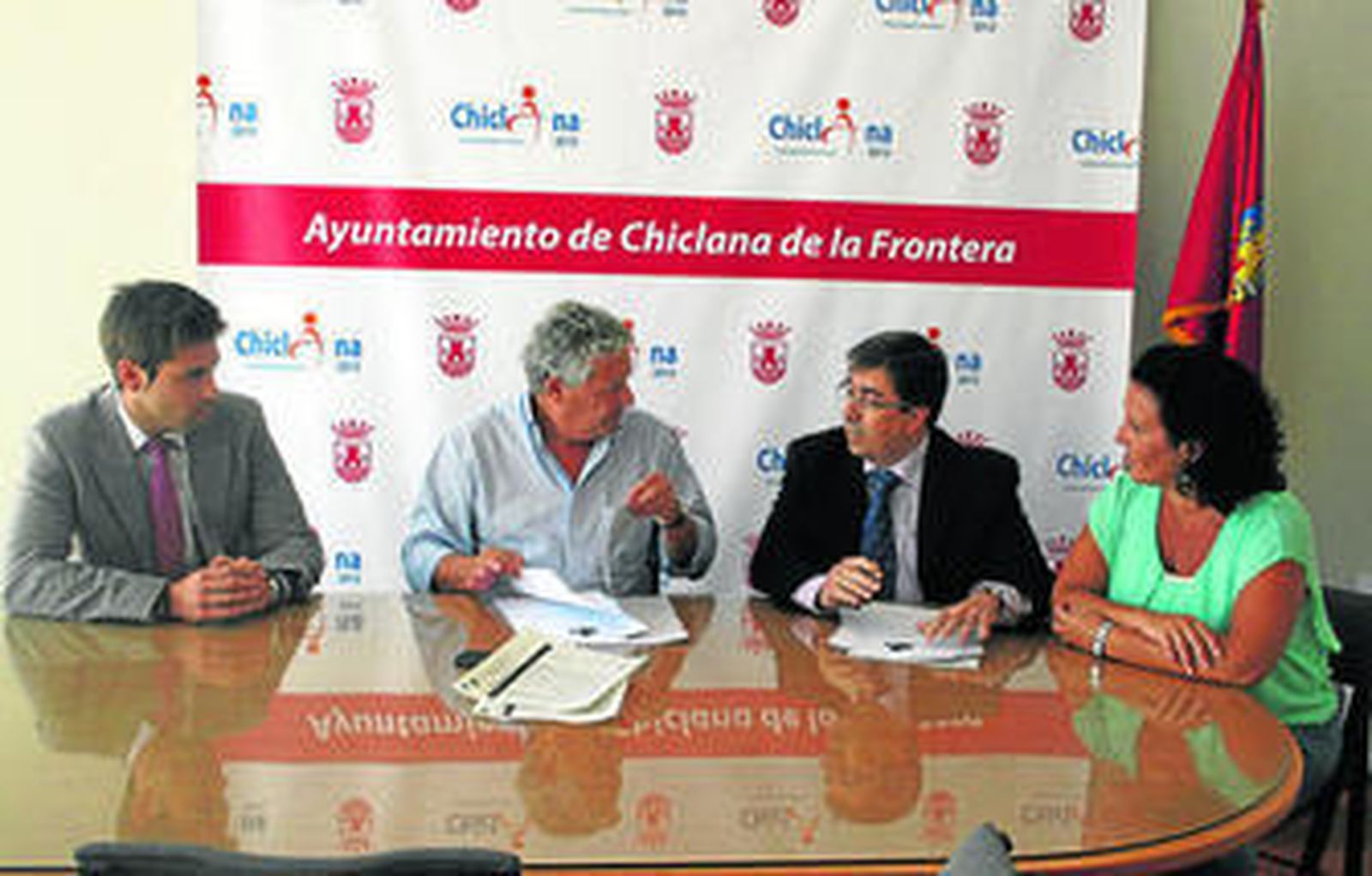 Momento de la firma con dos entidades bancarias, ayer en el Consistorio.