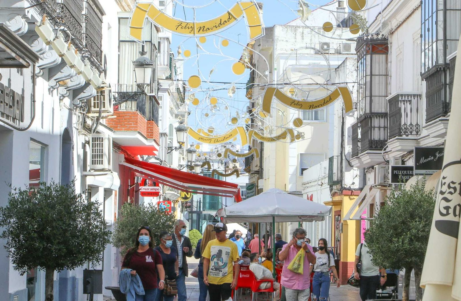 Detalles del alumbrado que se ha instalado ya en la céntrica calle La Vega.