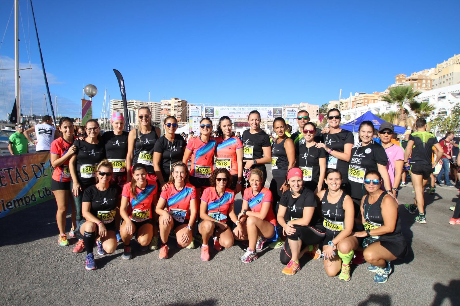 Dos grupos de corredores antes del inicio en el puerto de Aguadulce.