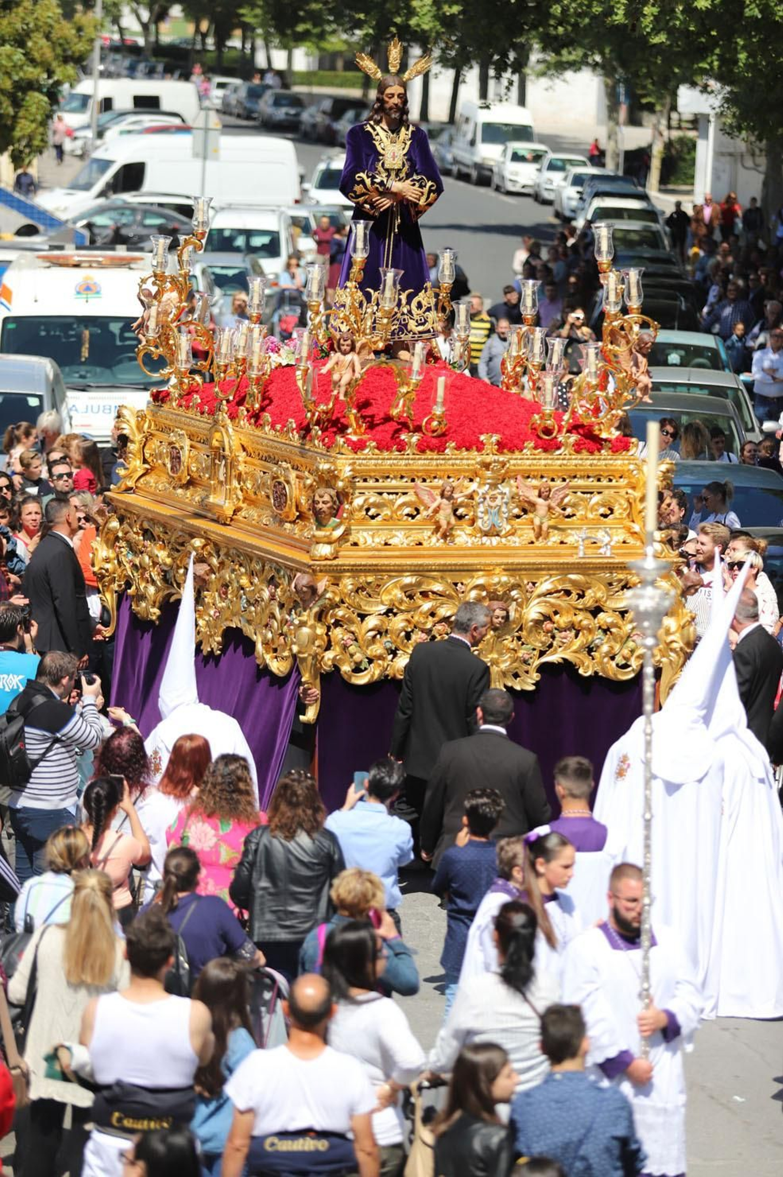 Imágenes del recorrido de la Hermandad del Cristo Cautivo de Huelva