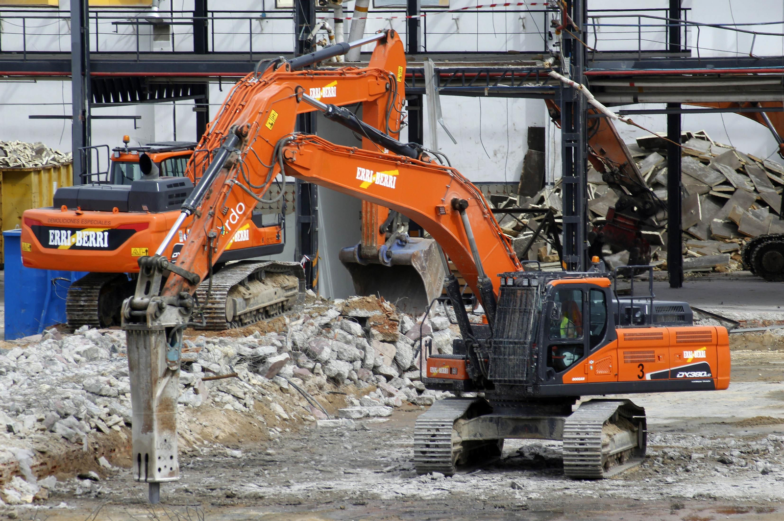 Las imágenes de la demolición de la nave de Crustamar