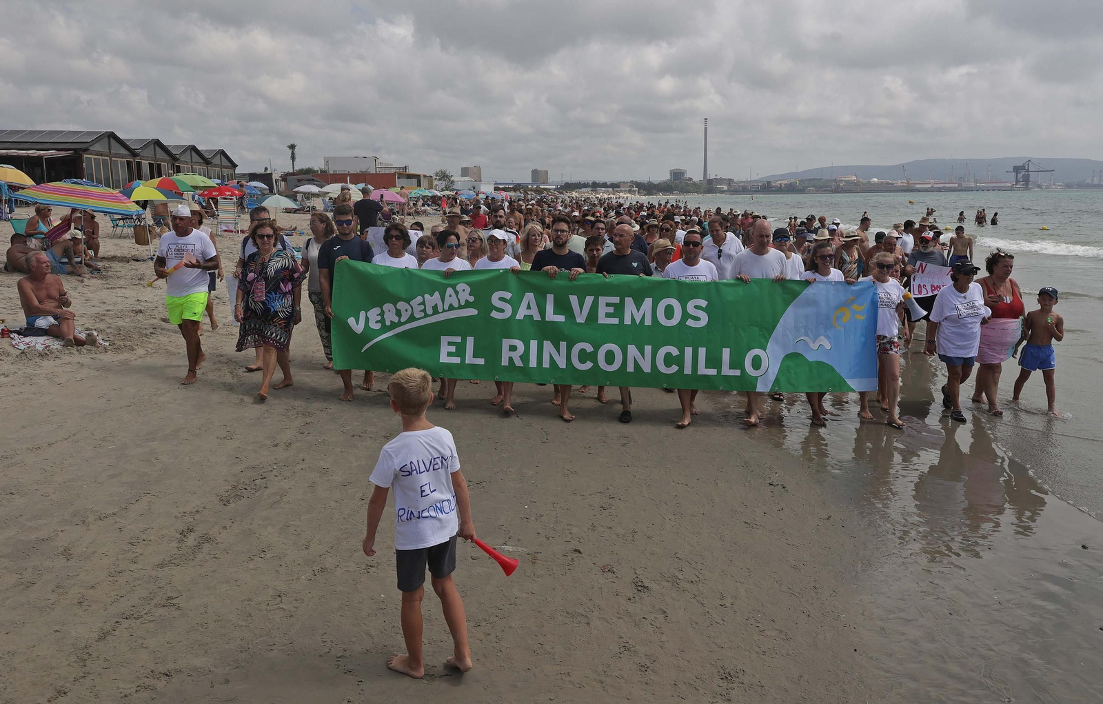 Fotos de la manifestación de la plataforma Salvemos El Rinconcillo y el grupo ecologista Verdemar en Algeciras