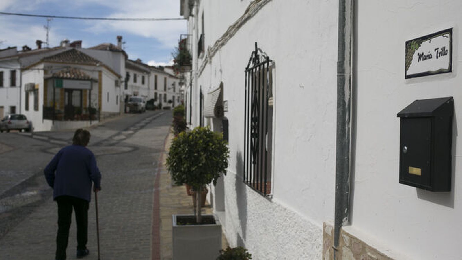 Una mujer pasea por la calle en Atajate, en una imagen de archivo.
