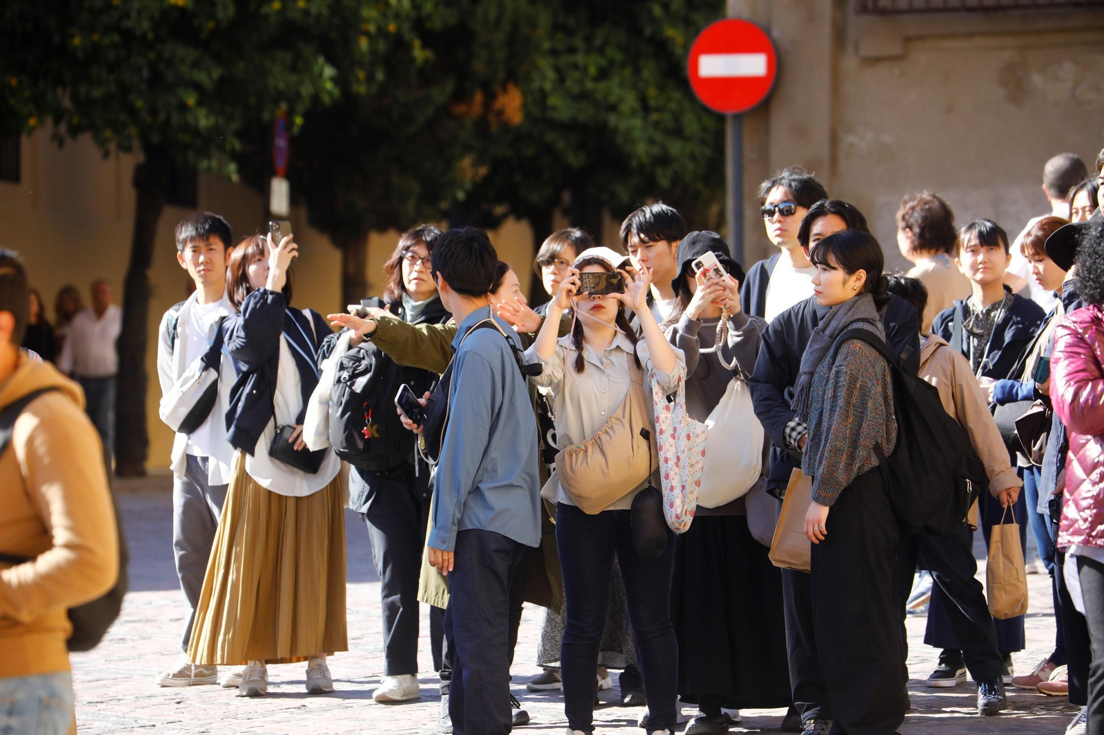 Las imágenes de Córdoba repleta de turistas en el Puente de los Santos